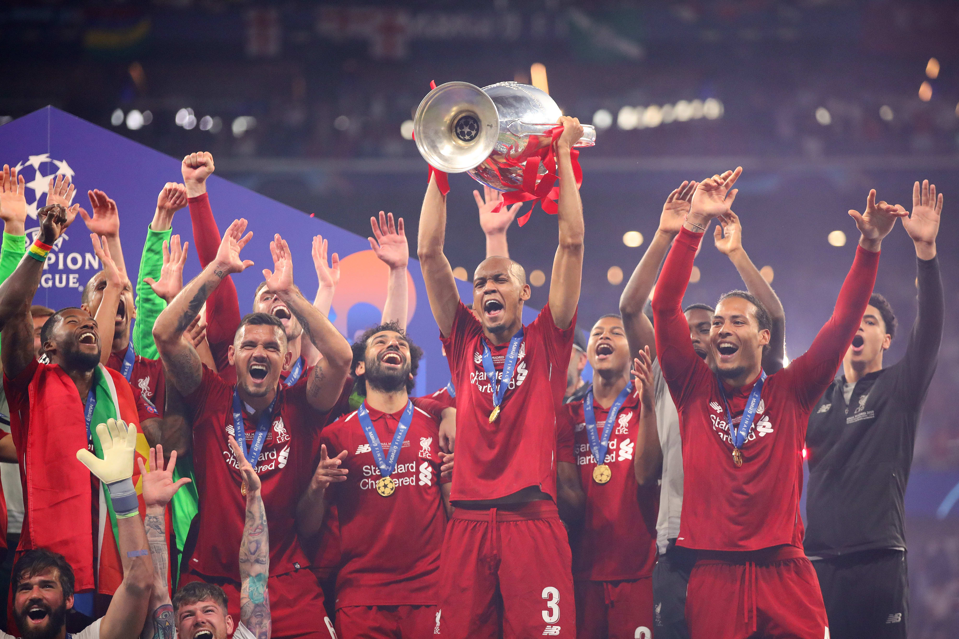 פאביניו שחקן ליברפול מניף את הגביע, ליגת האלופות 2019