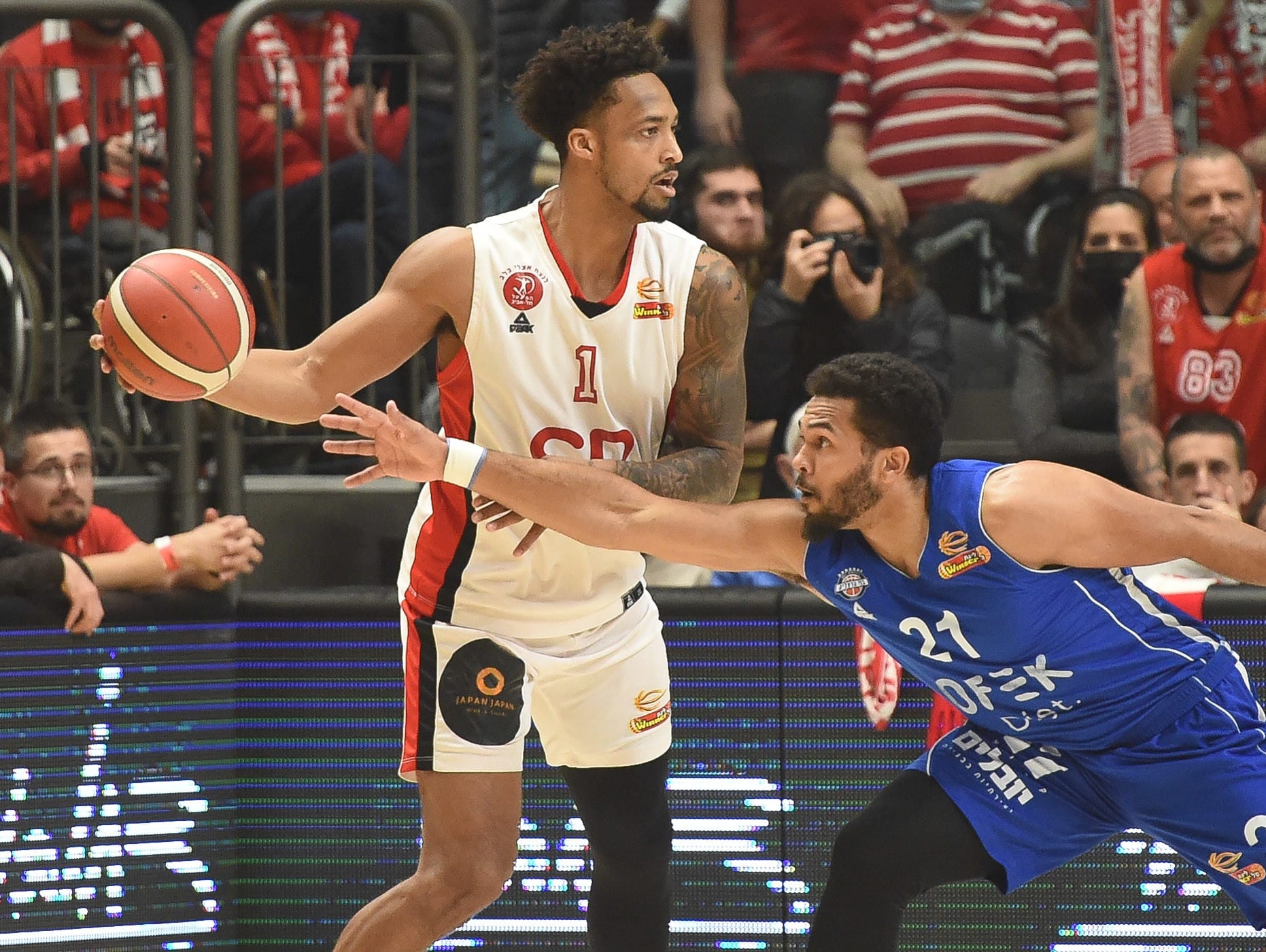 שחקן הפועל תל אביב ג'יי. פי. טוקוטו מול שחקן בני הרצליה כריס באב