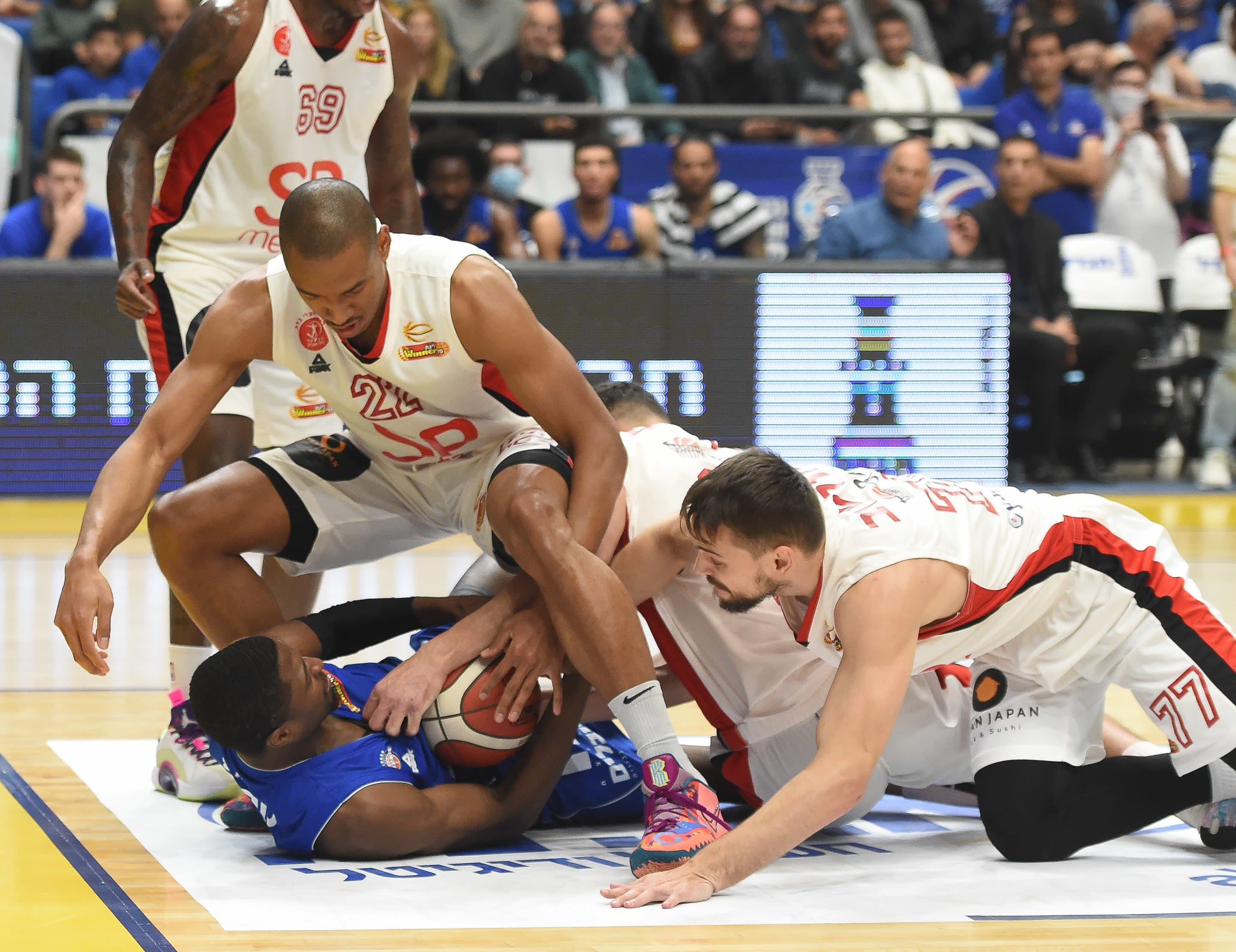 שחקן הפועל תל אביב איגור קולשוב, ג'וש אוונס מול שחקן בני הרצליה מוריס קמפ