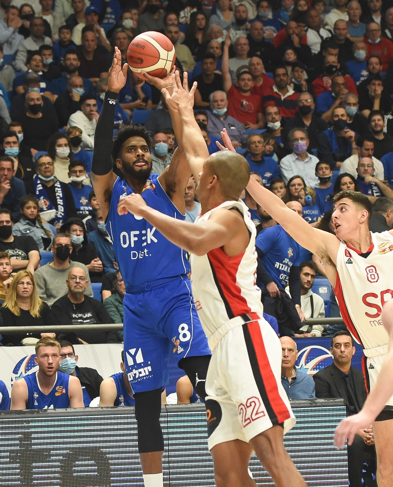 שחקן בני הרצליה שון דאוסון מול שחקן הפועל תל אביב ג'וש אוונס