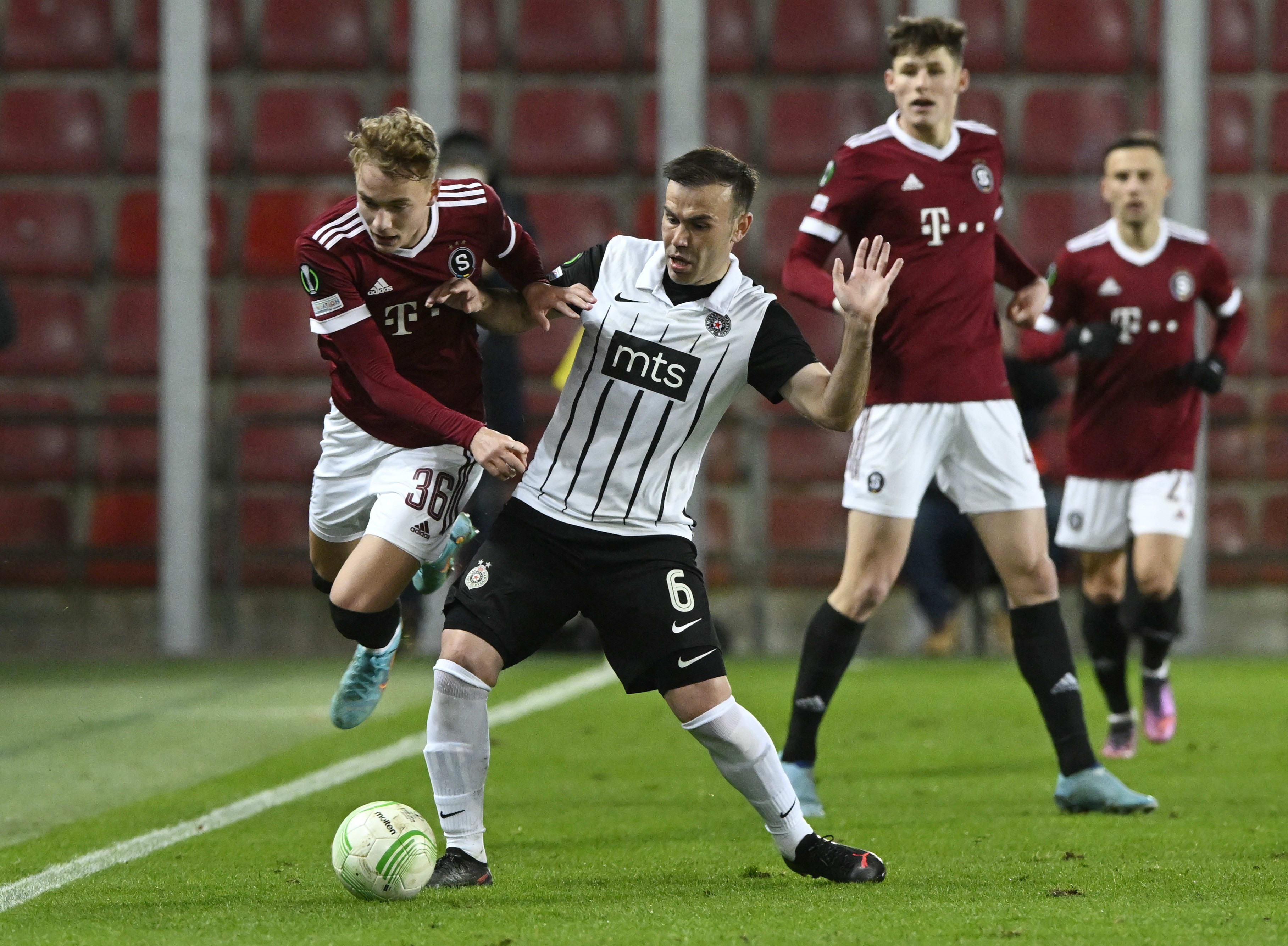 ביברס נאתכו שחקן פרטיזן בלגרד מול אדם קראבץ שחקן ספרטה פראג