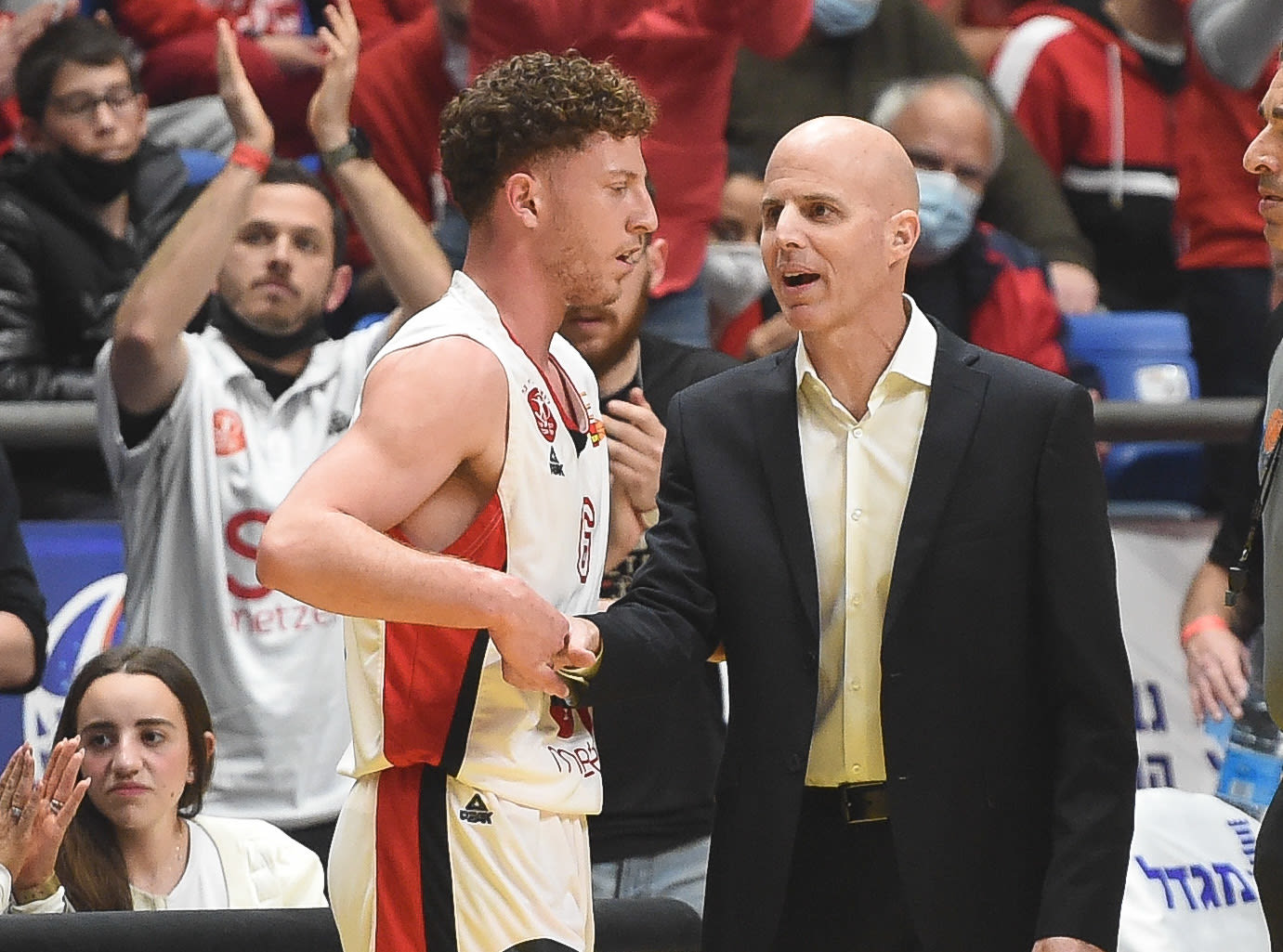 מאמן הפועל תל אביב דני פרנקו עם גיל בני