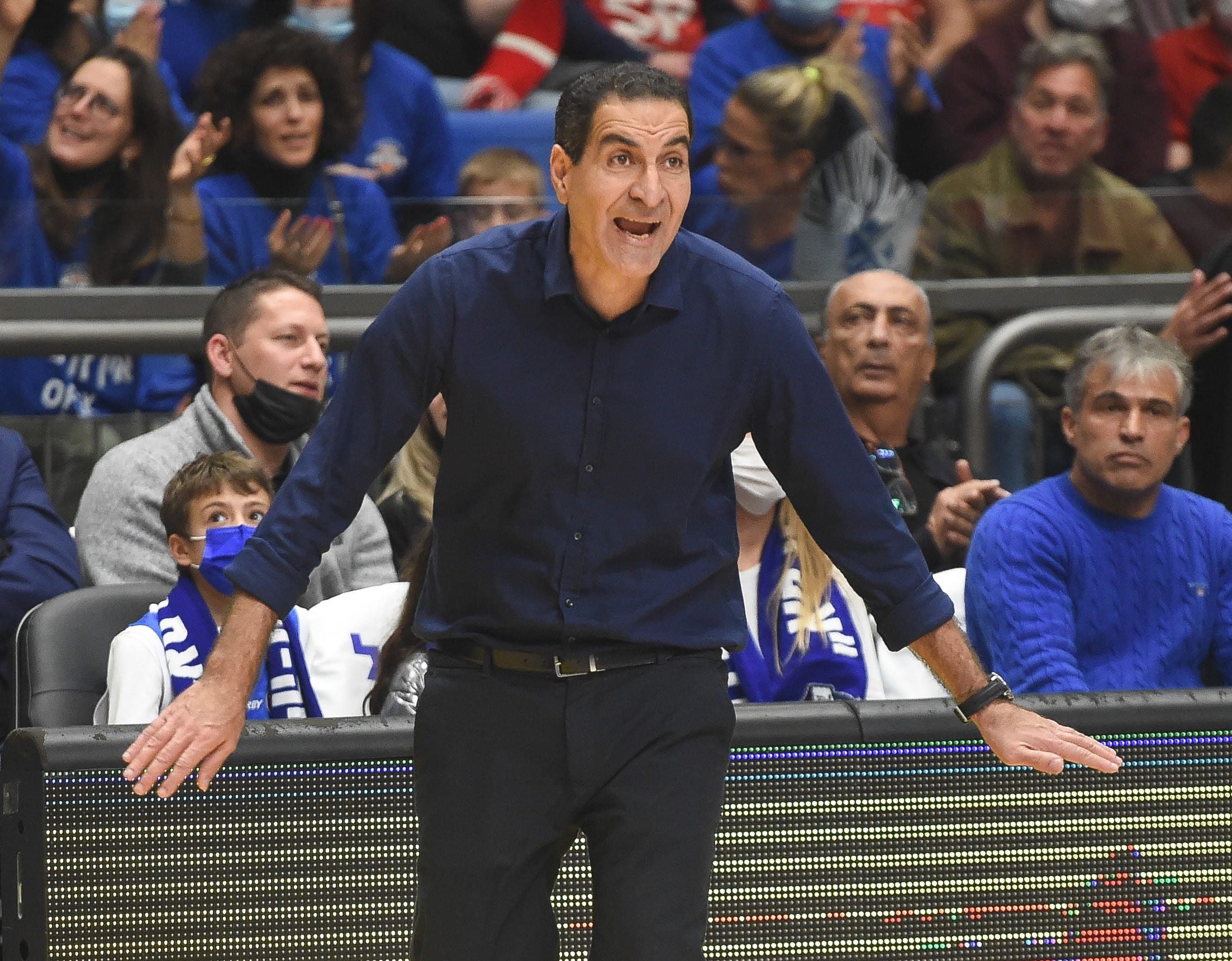 מאמן בני הרצליה אורן אהרוני