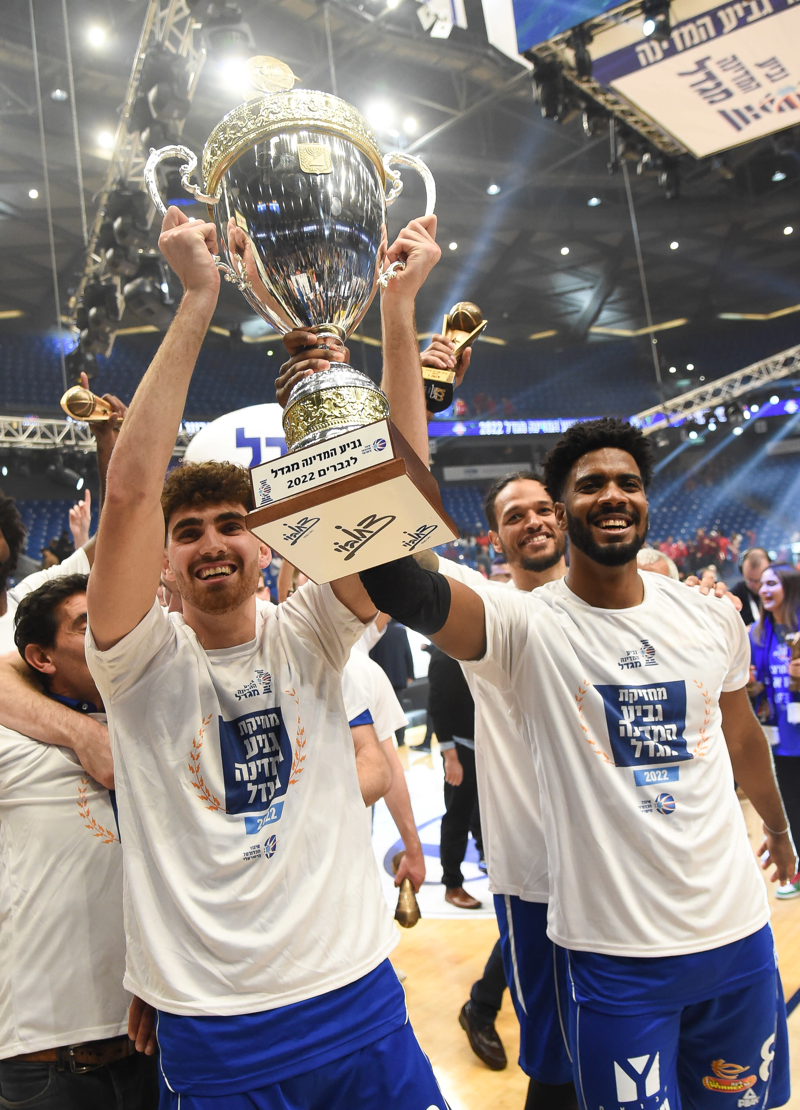 יאיר קרביץ שחקן בני הרצליה עם שון דאוסון