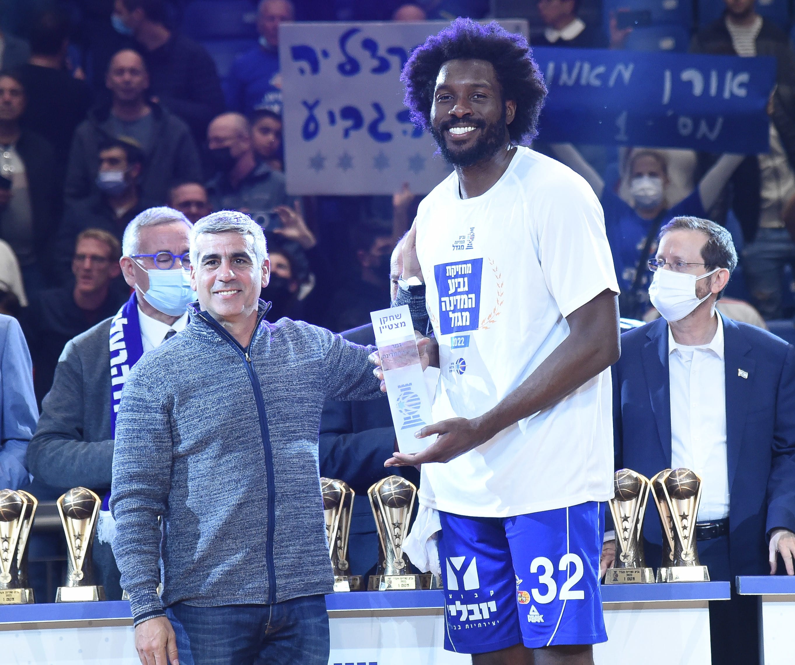 צ'ינאנו אונואקו שחקן בני הרצליה עם פרס המצטיין של גמר הגביע