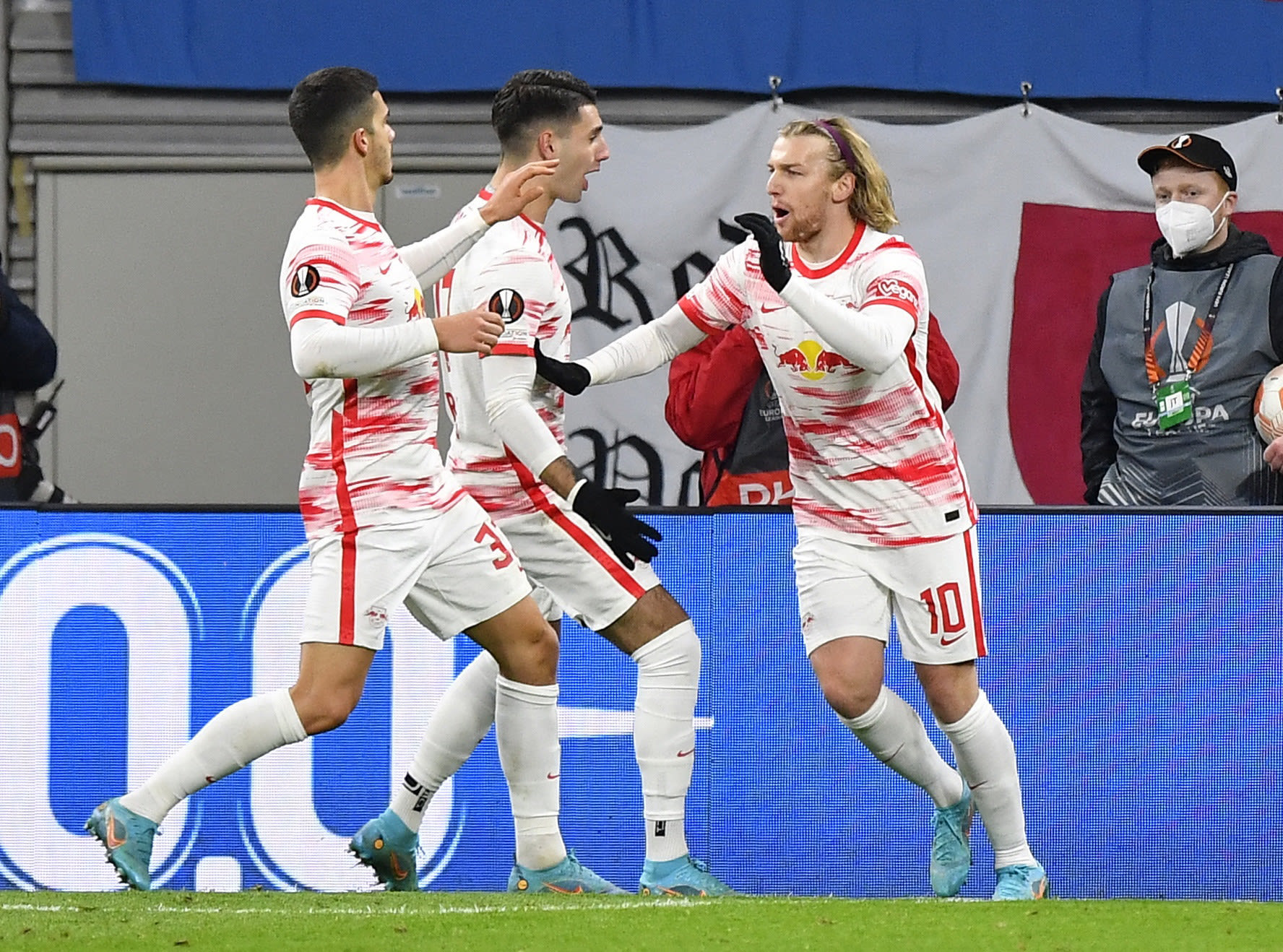 אמיל פורסברג שחקן ר.ב. לייפציג עם דומיניק סובוסלאי