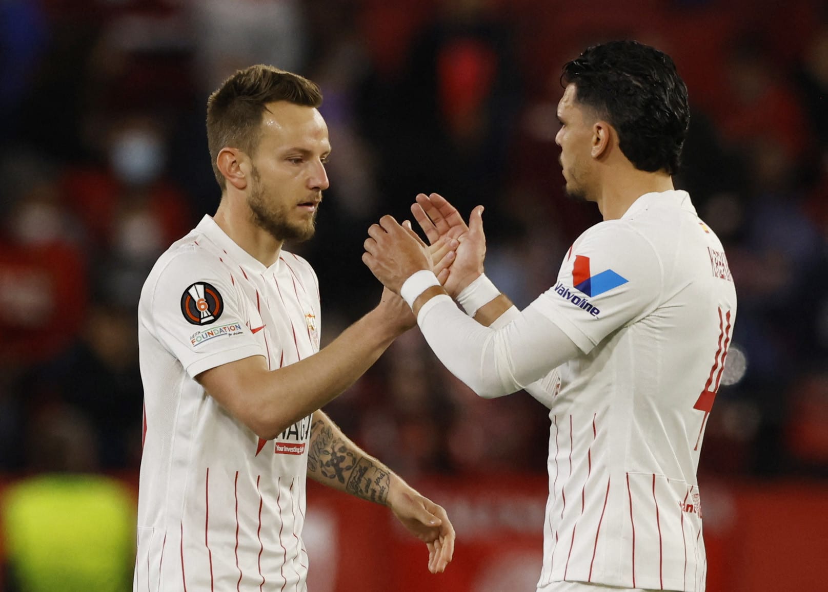 איבן ראקיטיץ' שחקן סביליה עם קארים רקיק