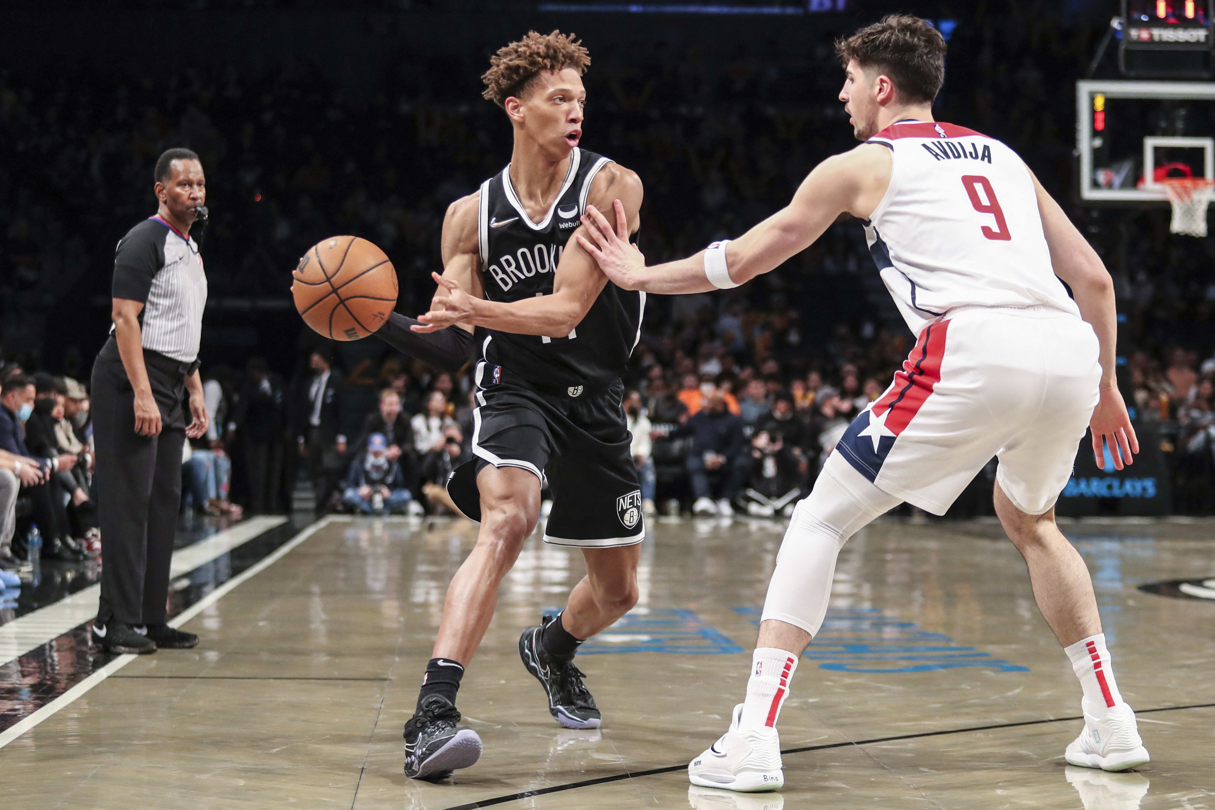 שחקן ברוקלין נטס קסלר אדוארדס מול שחקן וושינגטון וויזארדס דני אבדיה