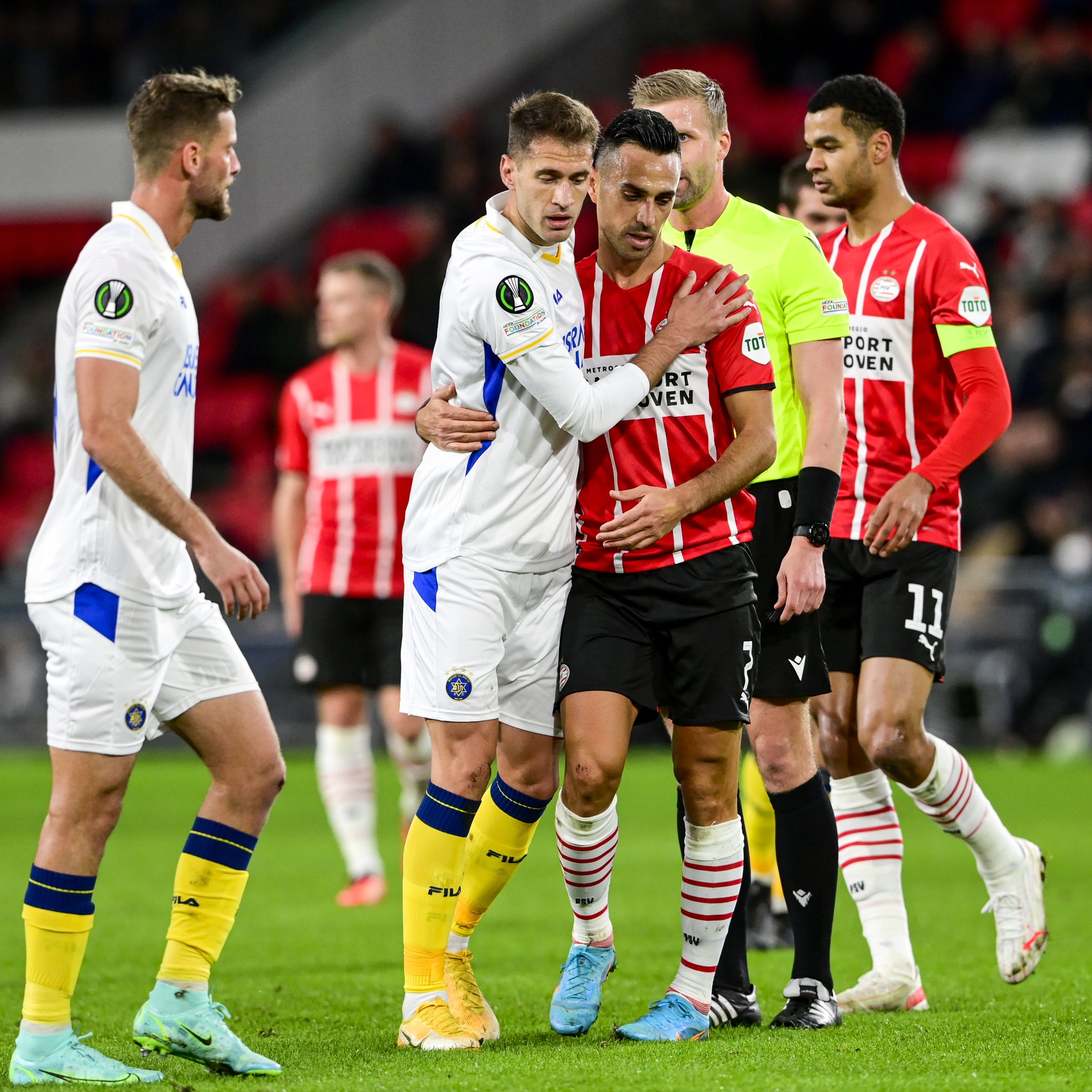 אנריק סבוריט שחקן מכבי תל אביב מול ערן זהבי שחקן פ.ס.וו איינדהובן