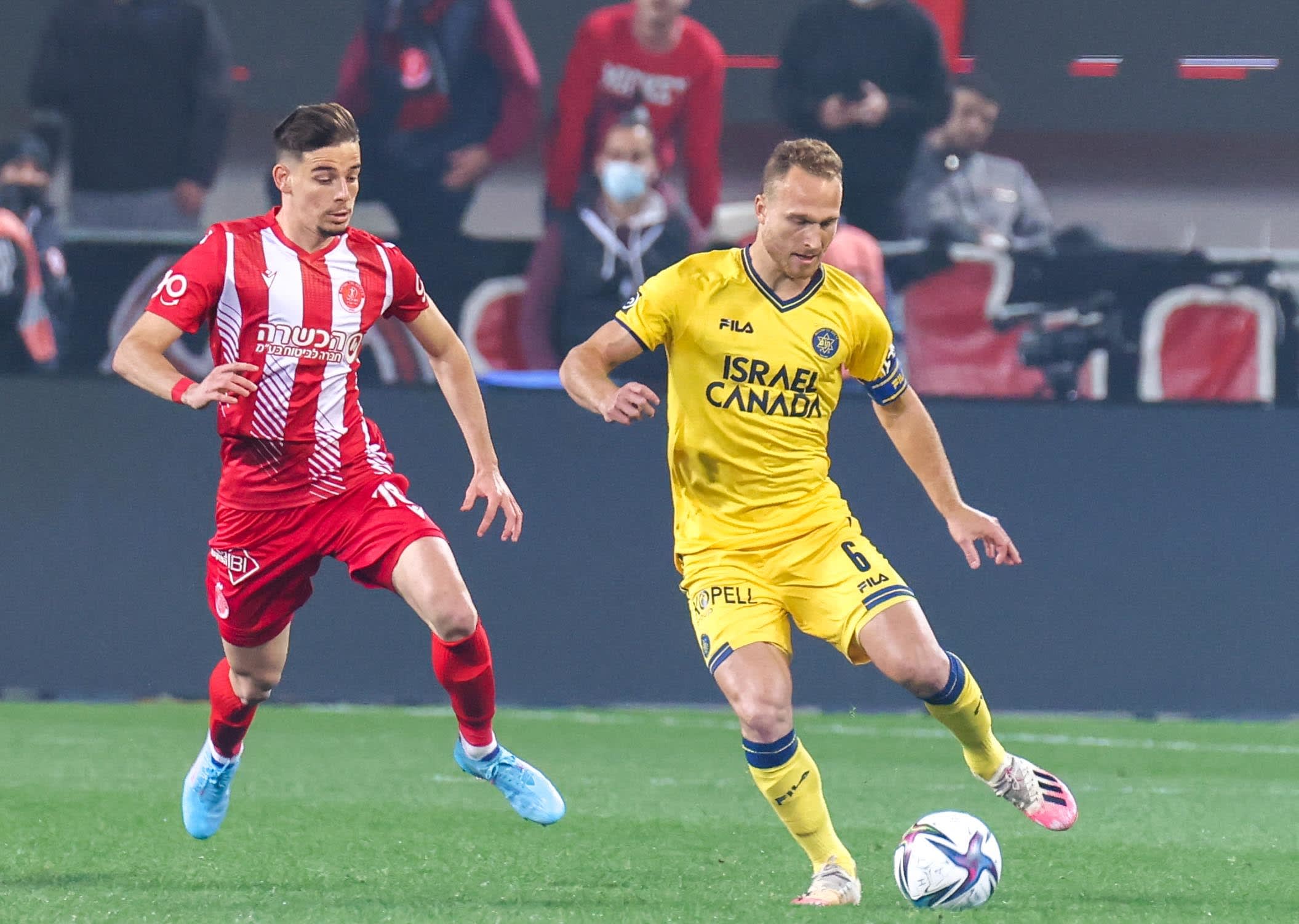 דן גלזר שחקן מכבי תל אביב לפני דורון ליידנר שחקן הפועל תל אביב