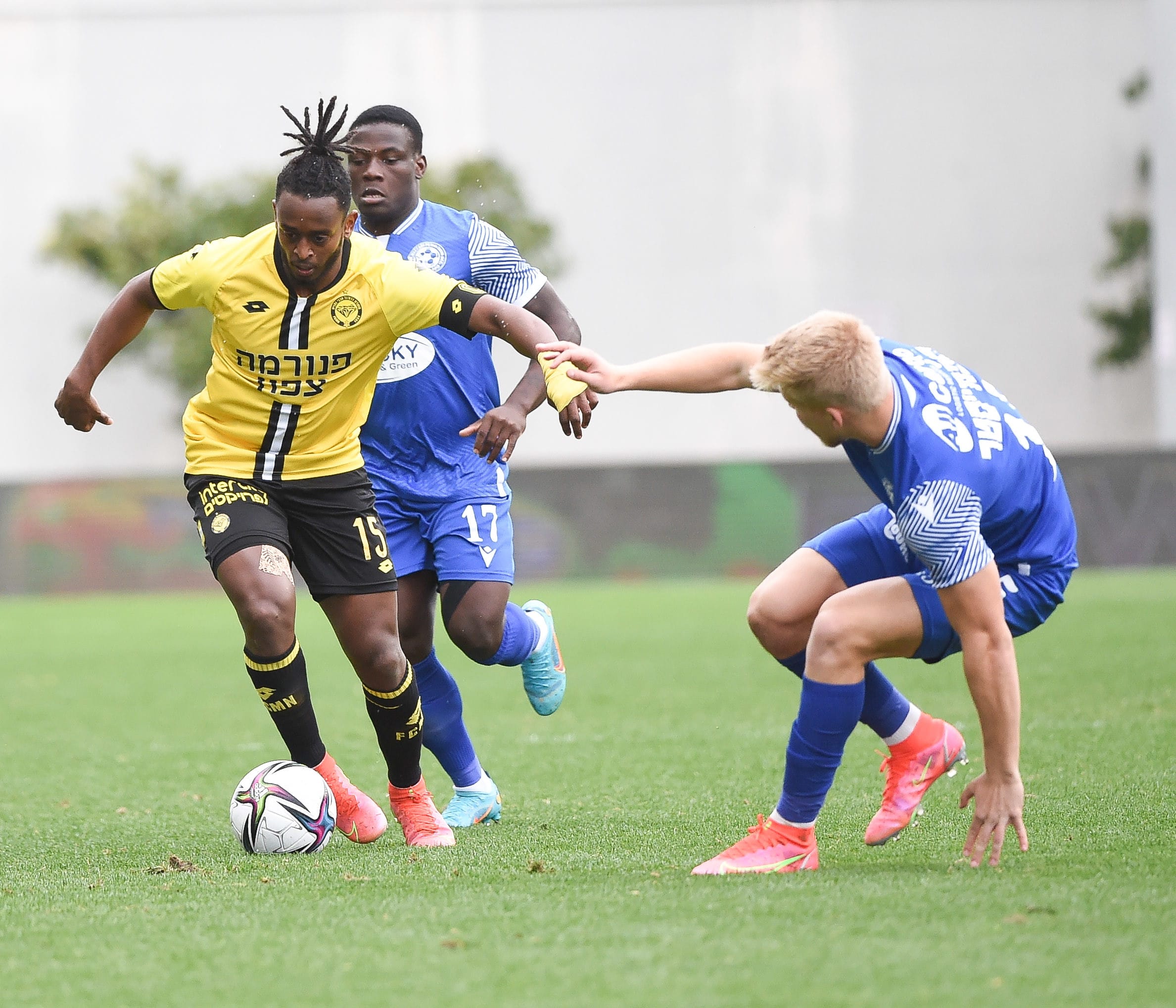 פטריק טוומאסי שחקן מכבי נתניה מול יואב הופמייסטר שחקן מכבי פתח תקוה