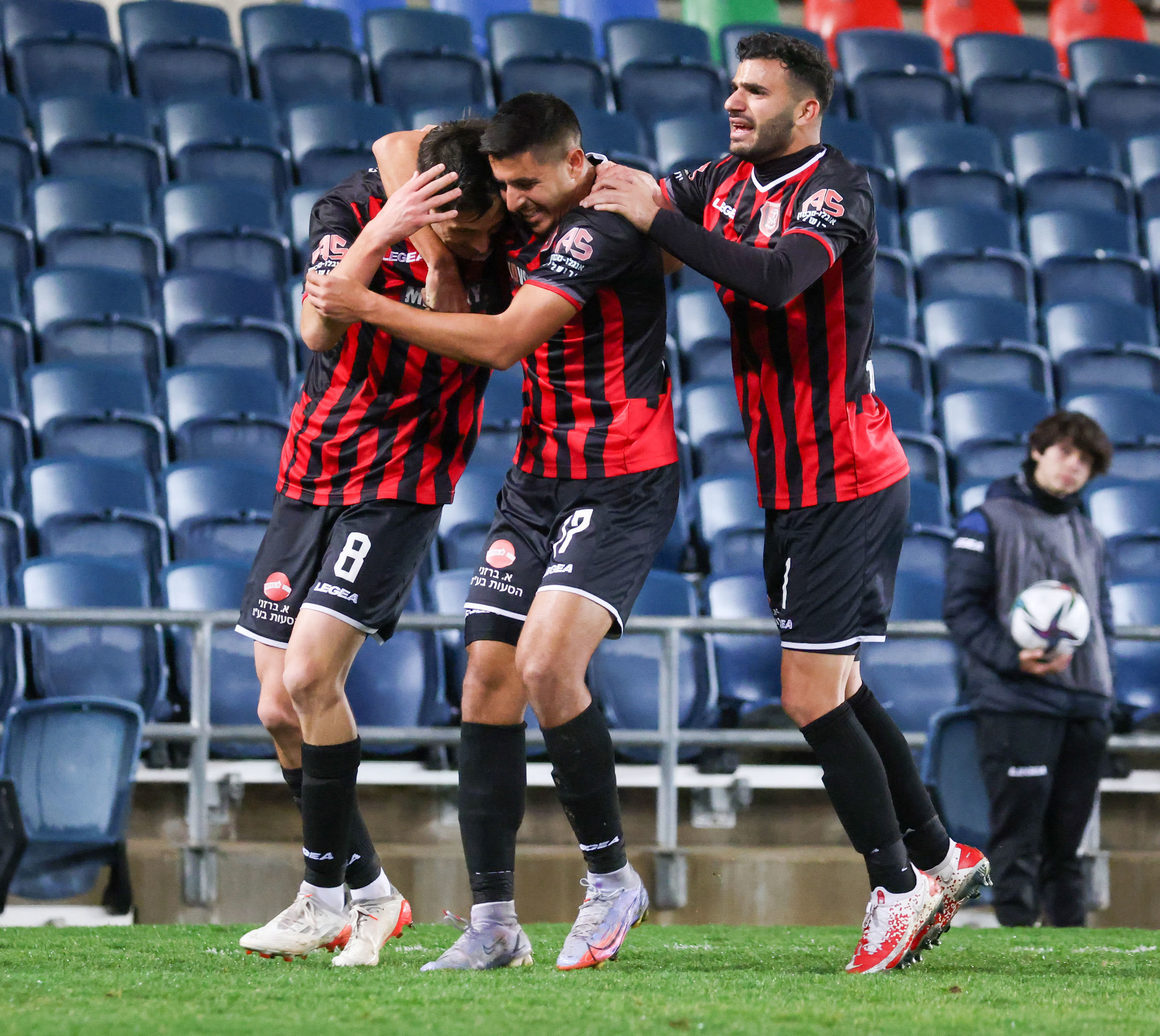 הראל שלום (מימין), אופק ביטון, גוני נאור שחקני הפועל ירושלים חוגגים