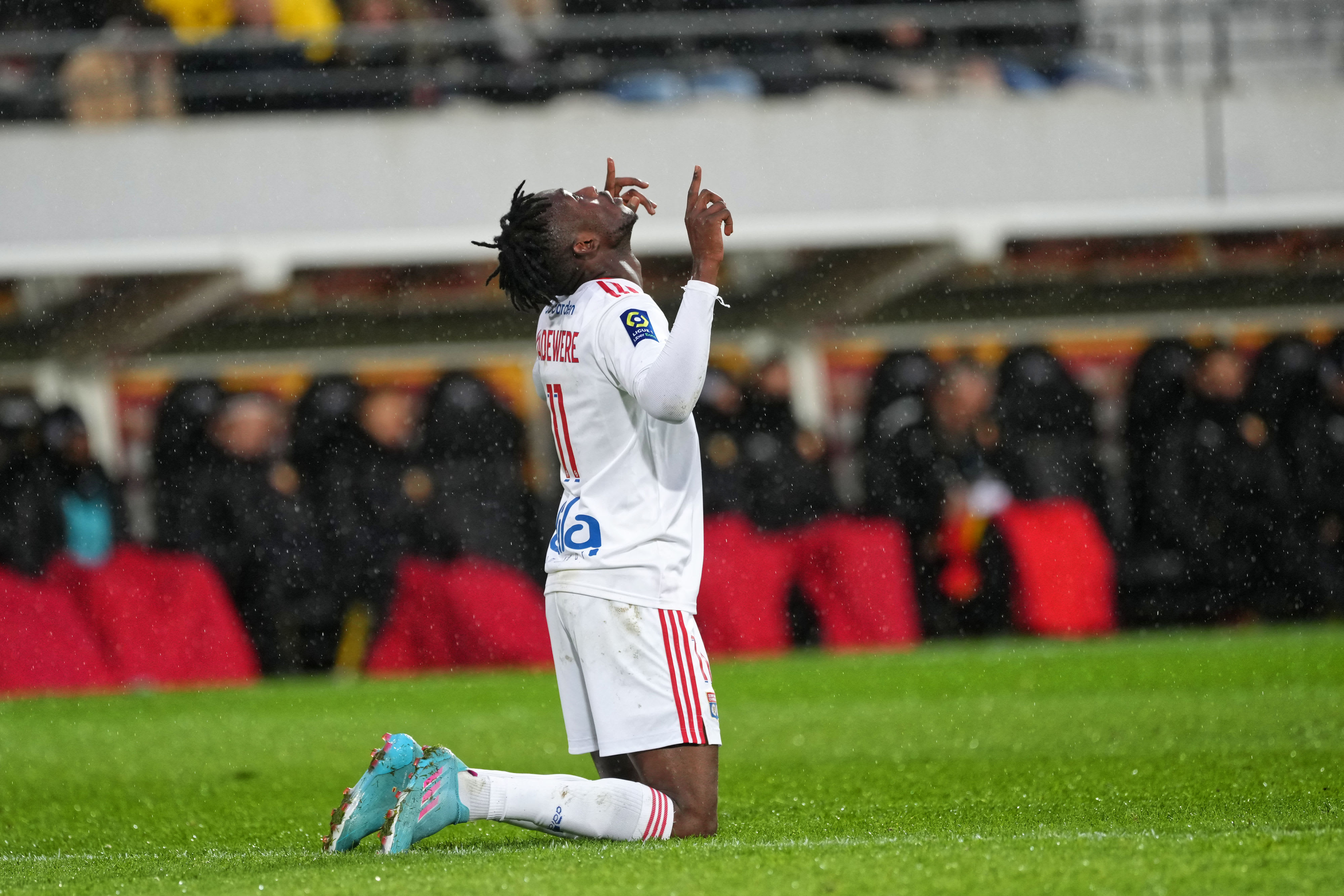 טינו קאדוורה שחקן ליון חוגג שער