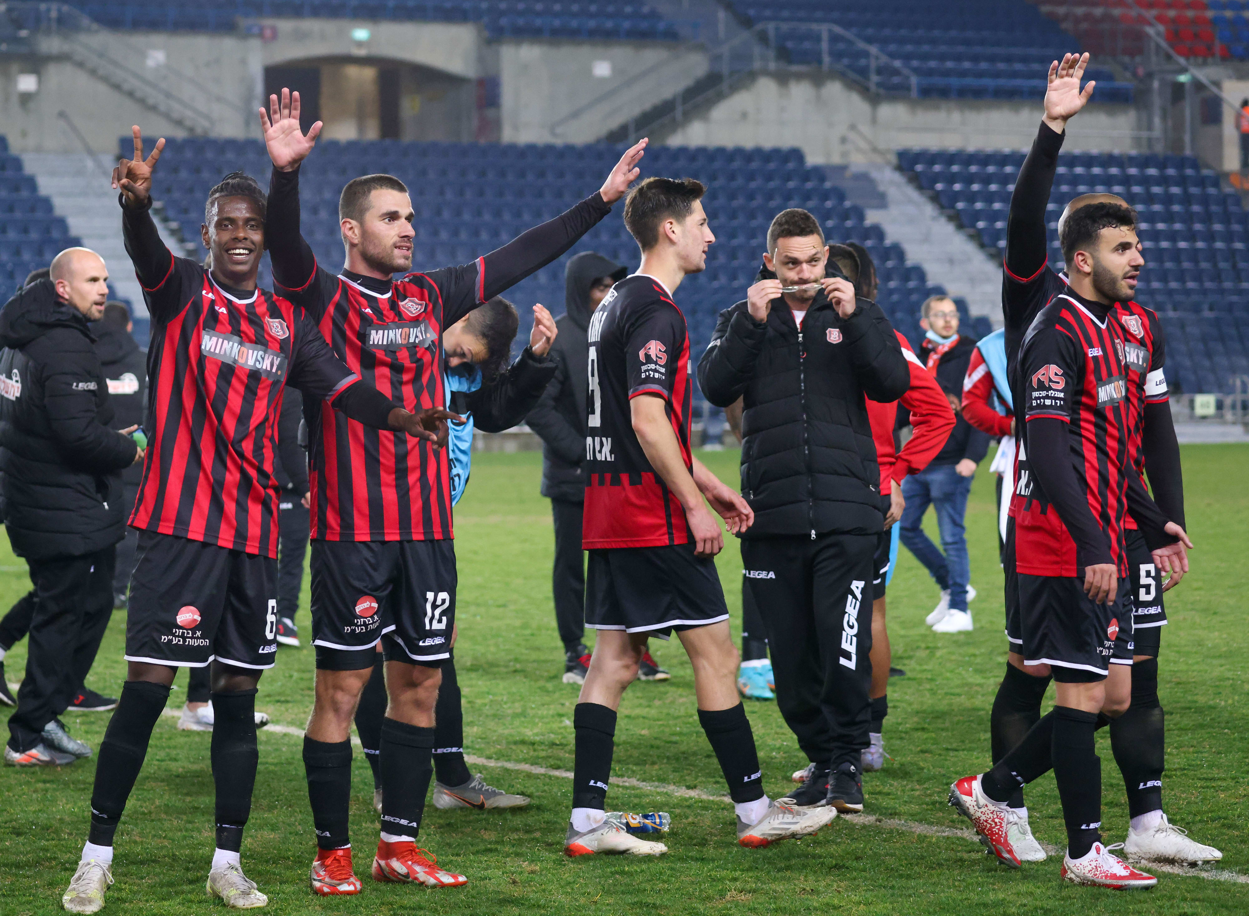 שחקני הפועל ירושלים חוגגים עם האוהדים