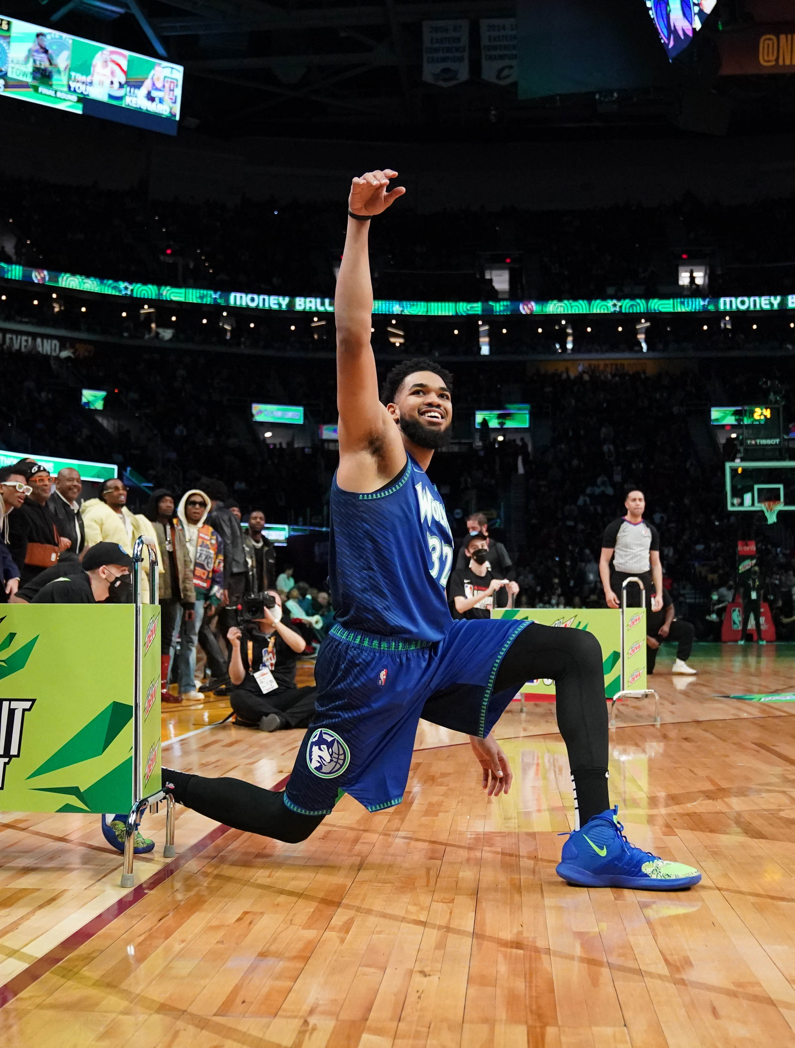 שחקן מינסוטה טימברוולבס קארל אנתוני טאונס בתחרות השלשות, אולסטאר 2022