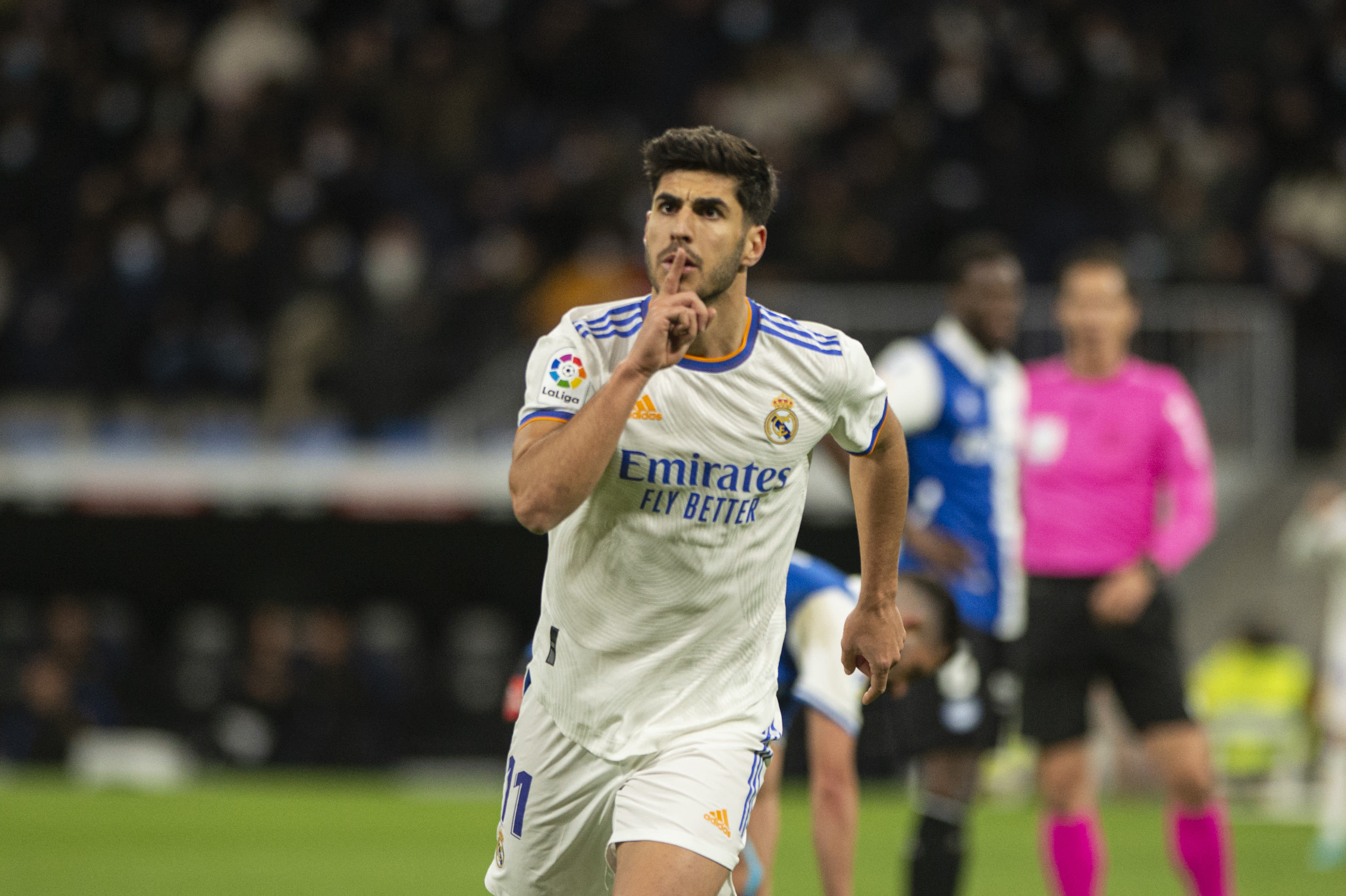 שחקן ריאל מדריד מרקו אסנסיו חוגג בתנועת השתקה