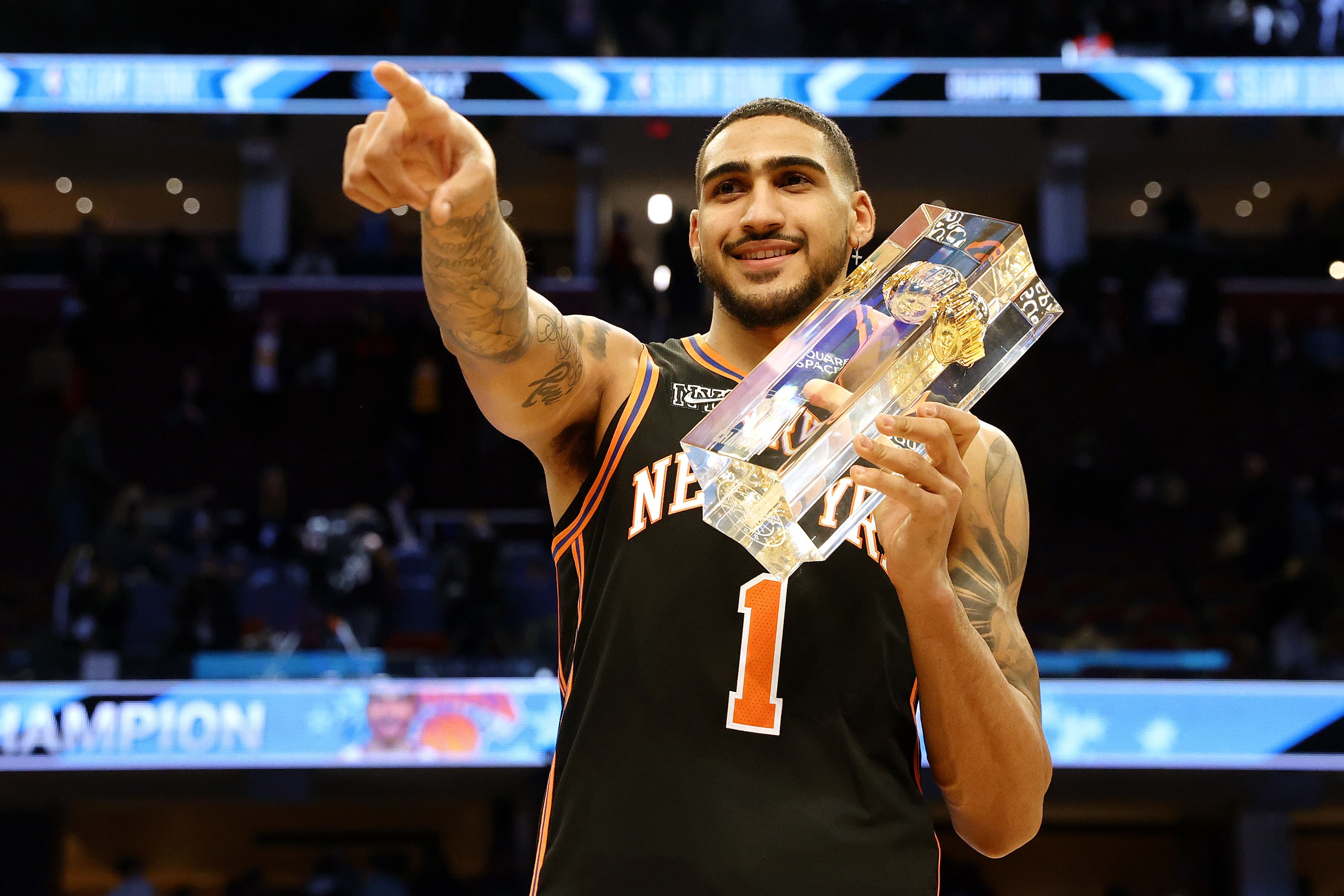 אובי טופין, שחקן ניו יורק ניקס, אחרי שזכה בתחרות ההטבעות