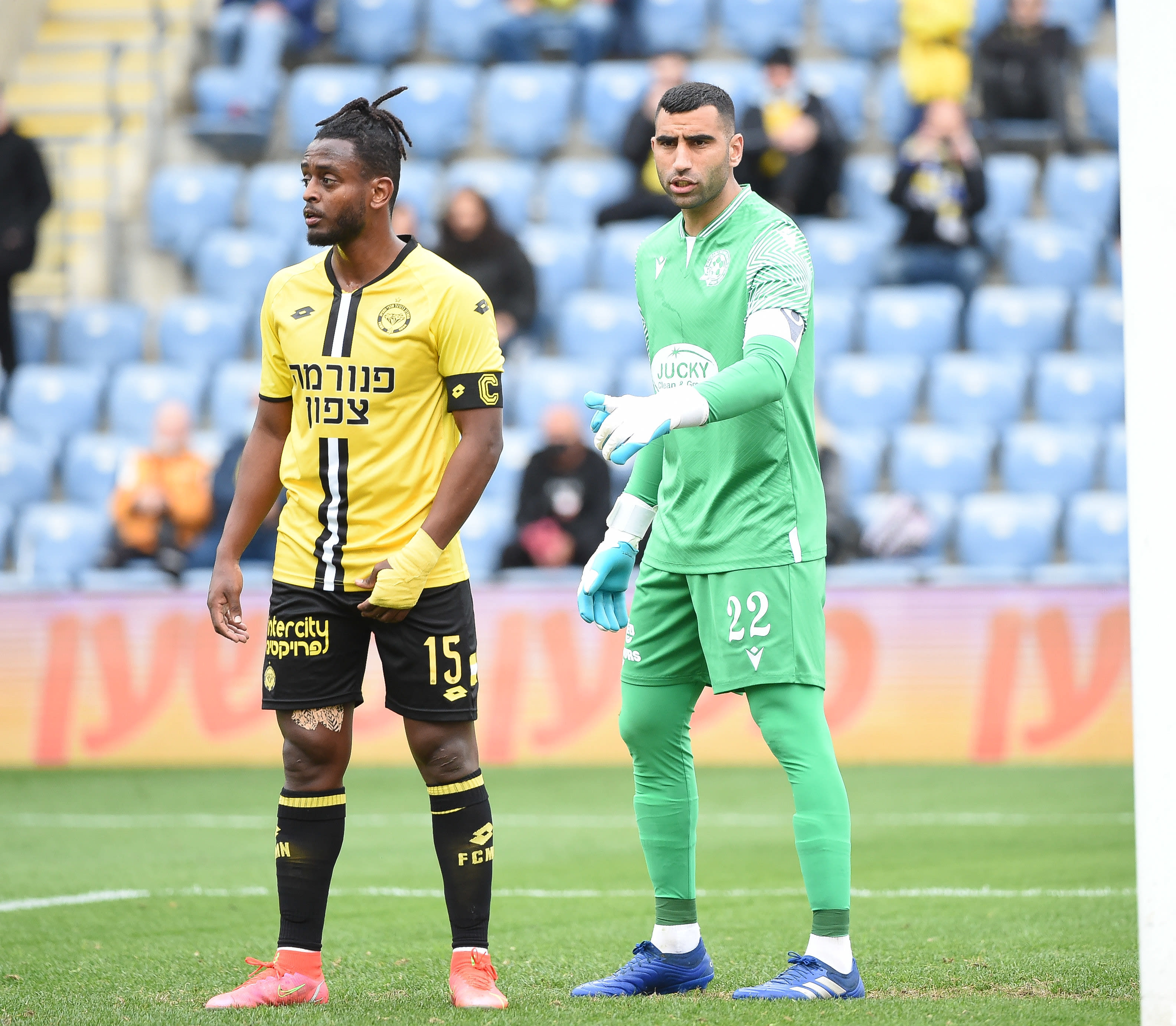 אביב אברהם שחקן מכבי נתניה מול אריק ינקו שוער מכבי פתח תקוה