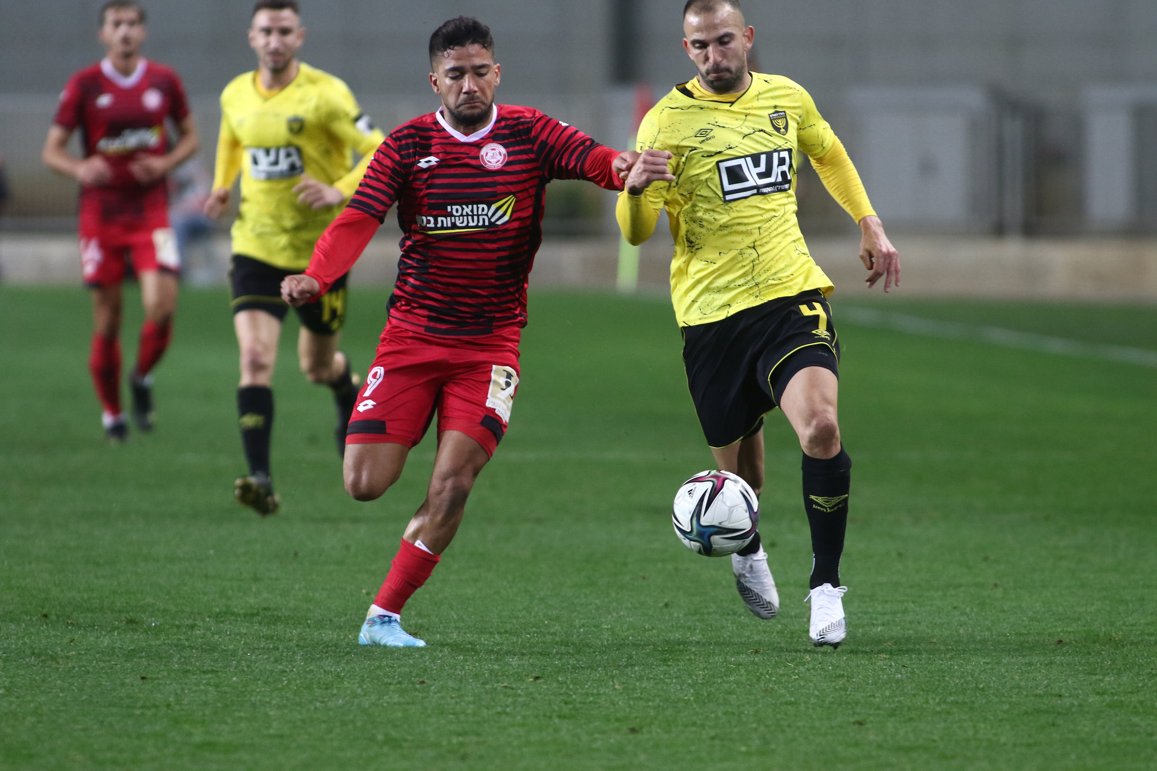 אוראל דגני שחקן בית"ר ירושלים מול שובל גוזלן שחקן הפועל חדרה