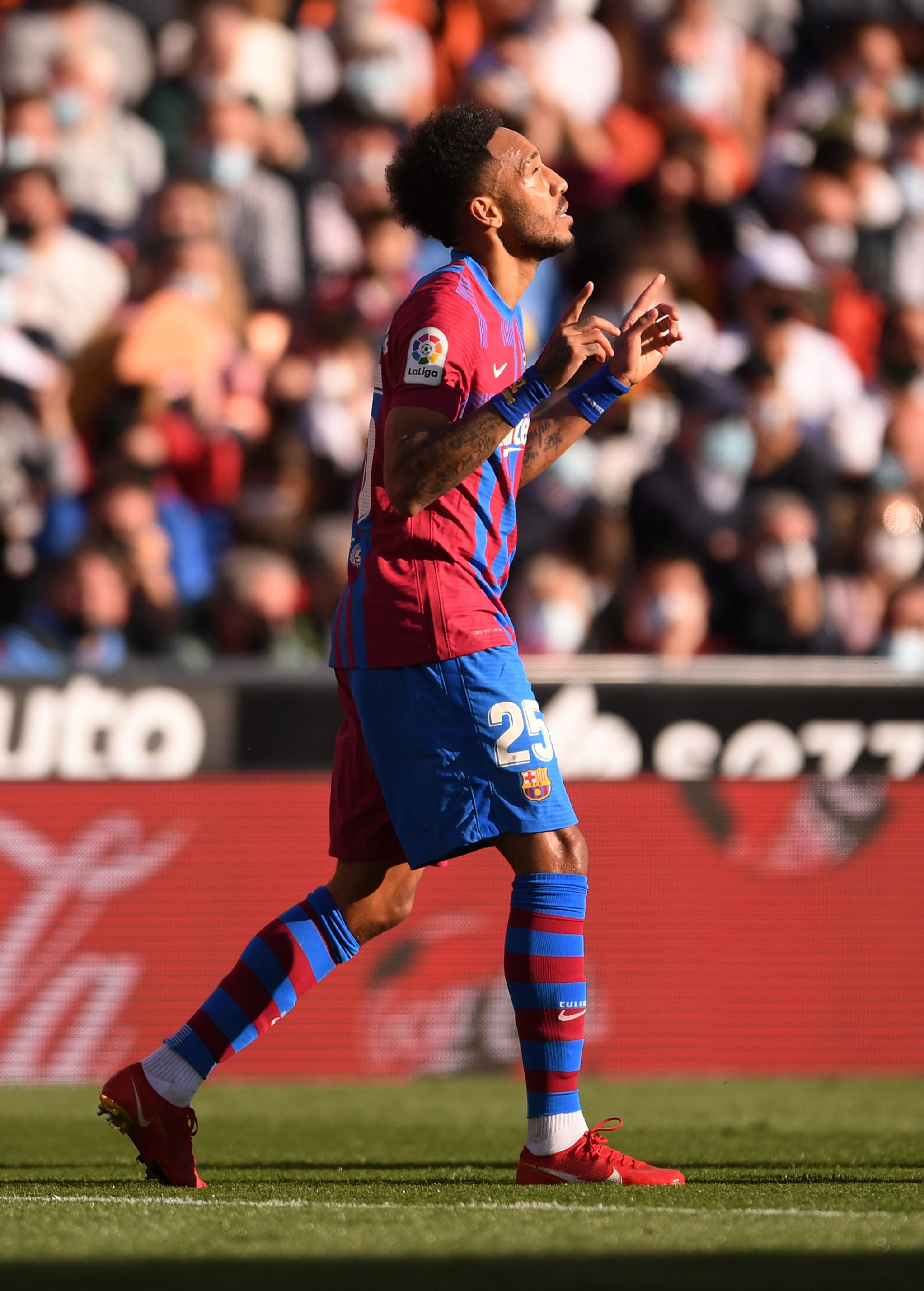 פייר אמריק אובמיאנג שחקן ברצלונה חוגג שער