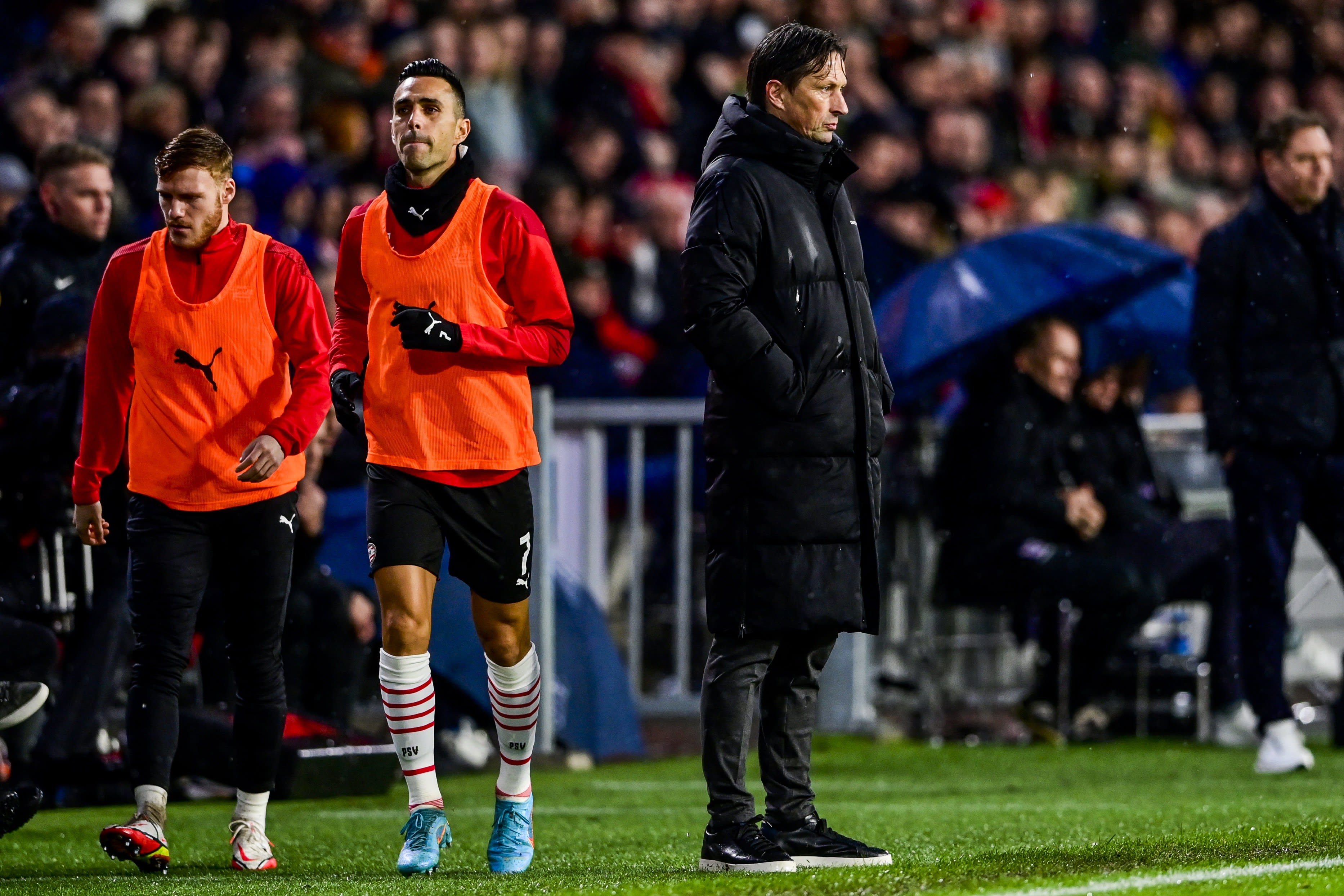 ערן זהבי שחקן פ.ס.וו איינדהובן בחימום מאחורי המאמן רוג'ר שמידט