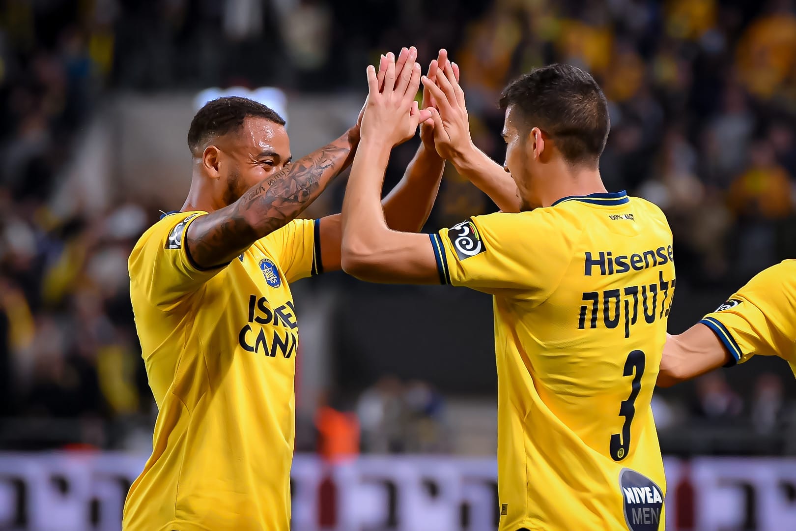 ברנדלי קובאס עם מתן בלטקסה שחקני מכבי תל אביב