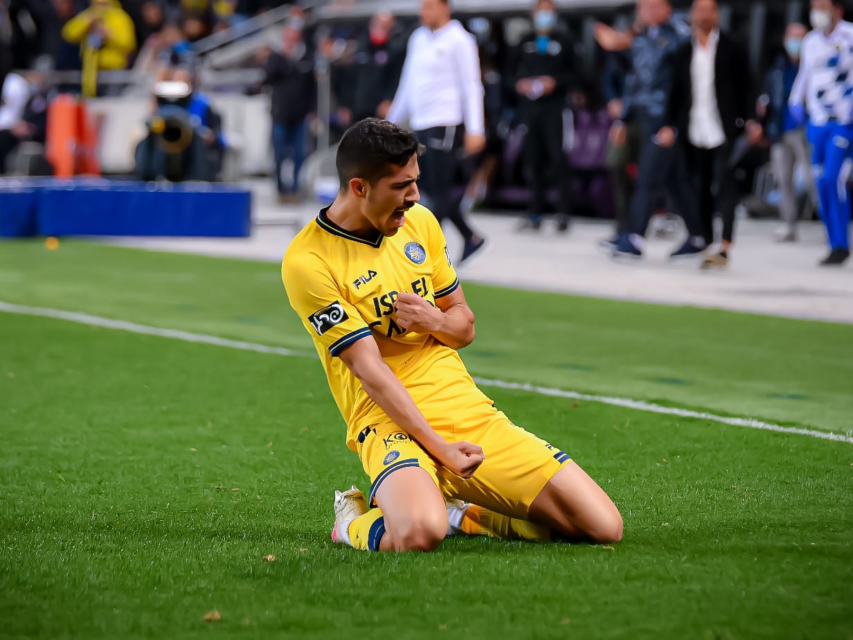 מתן בלטקסה שחקן מכבי תל אביב חוגג שער