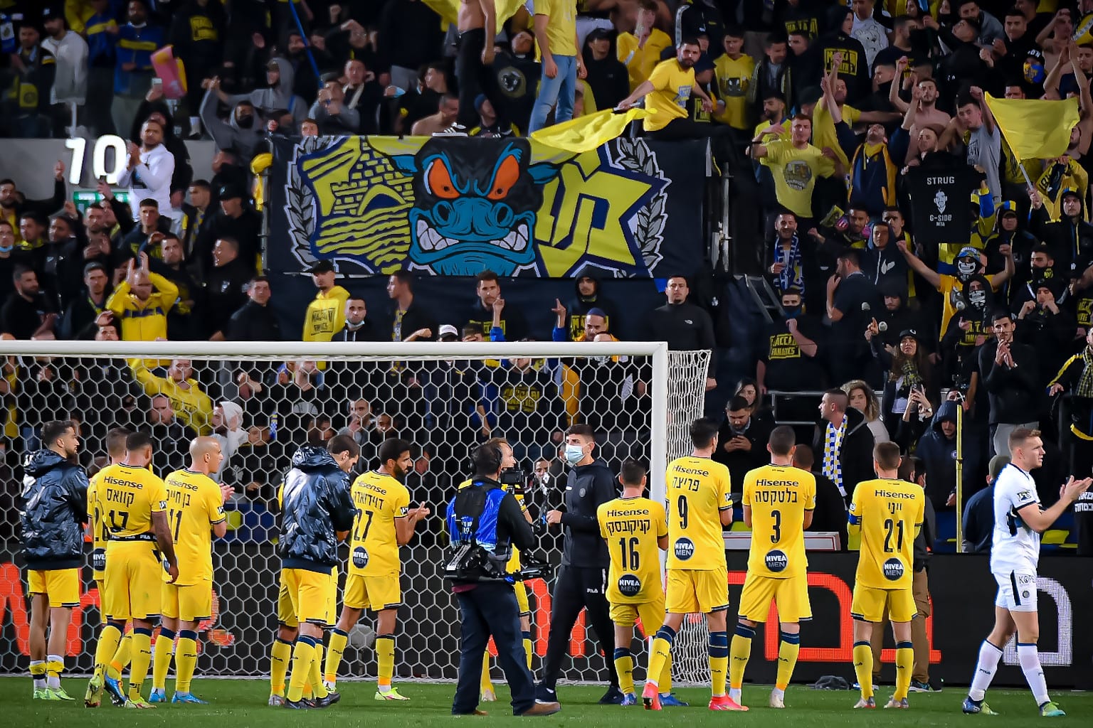 שחקני מכבי תל אביב מודים לאוהדים