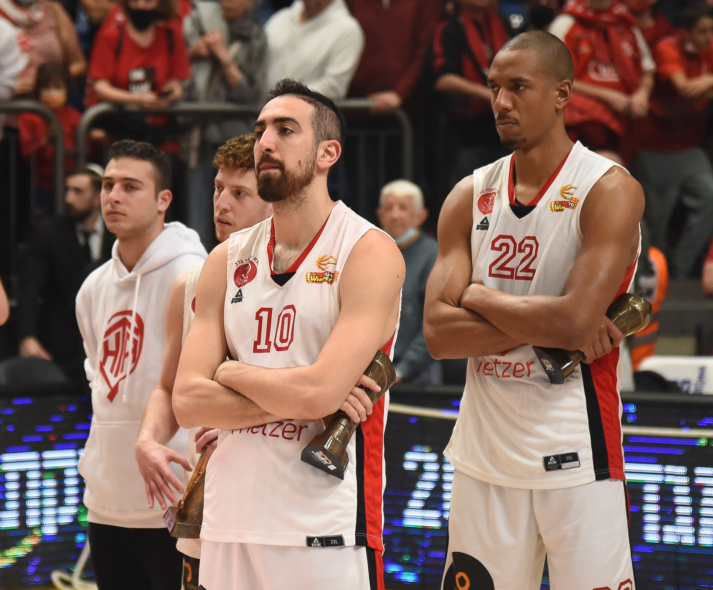 בר טימור שחקן הפועל תל אביב עם ג'וש אוונס