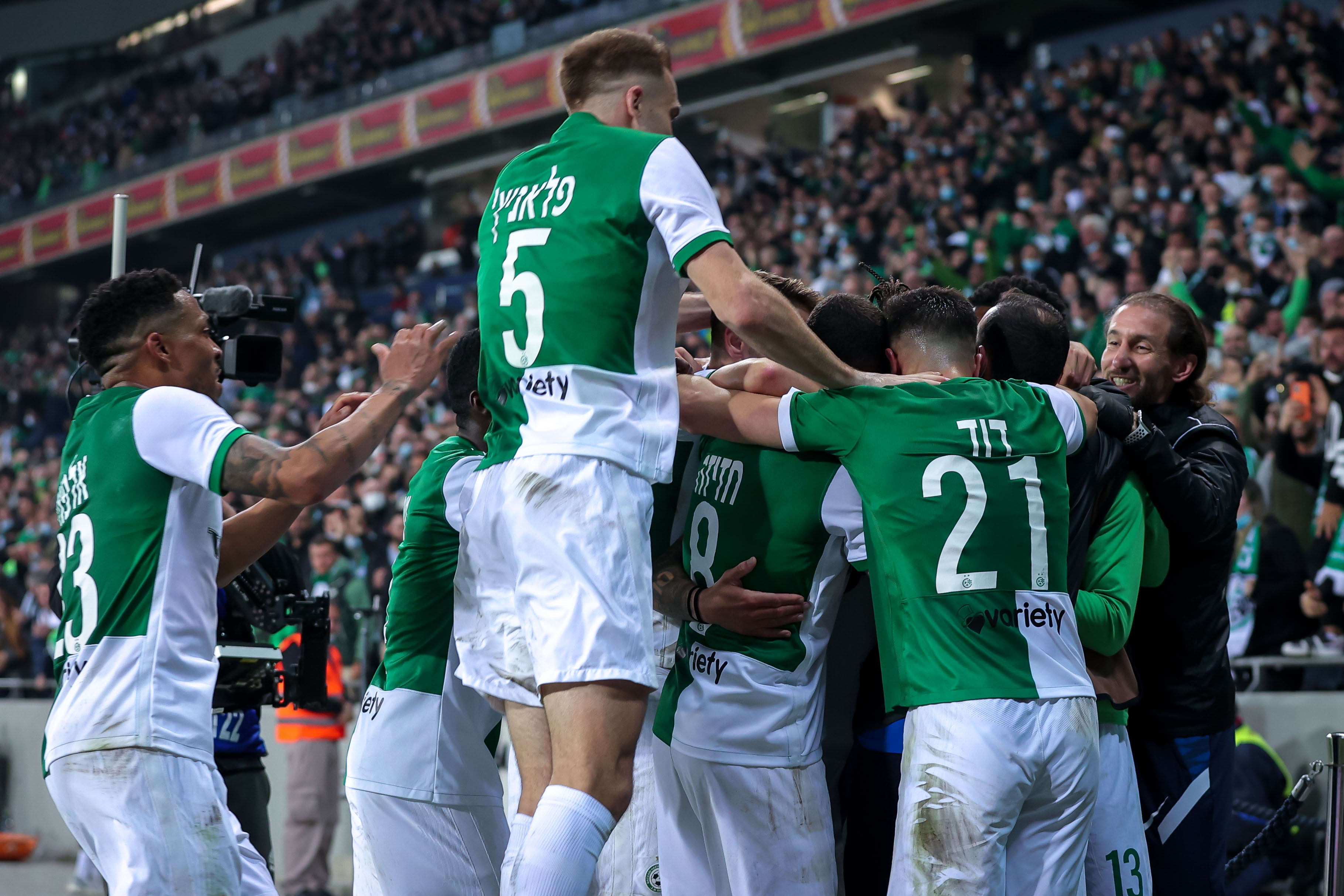 שחקני מכבי חיפה חוגגים עם צ'ארון שרי