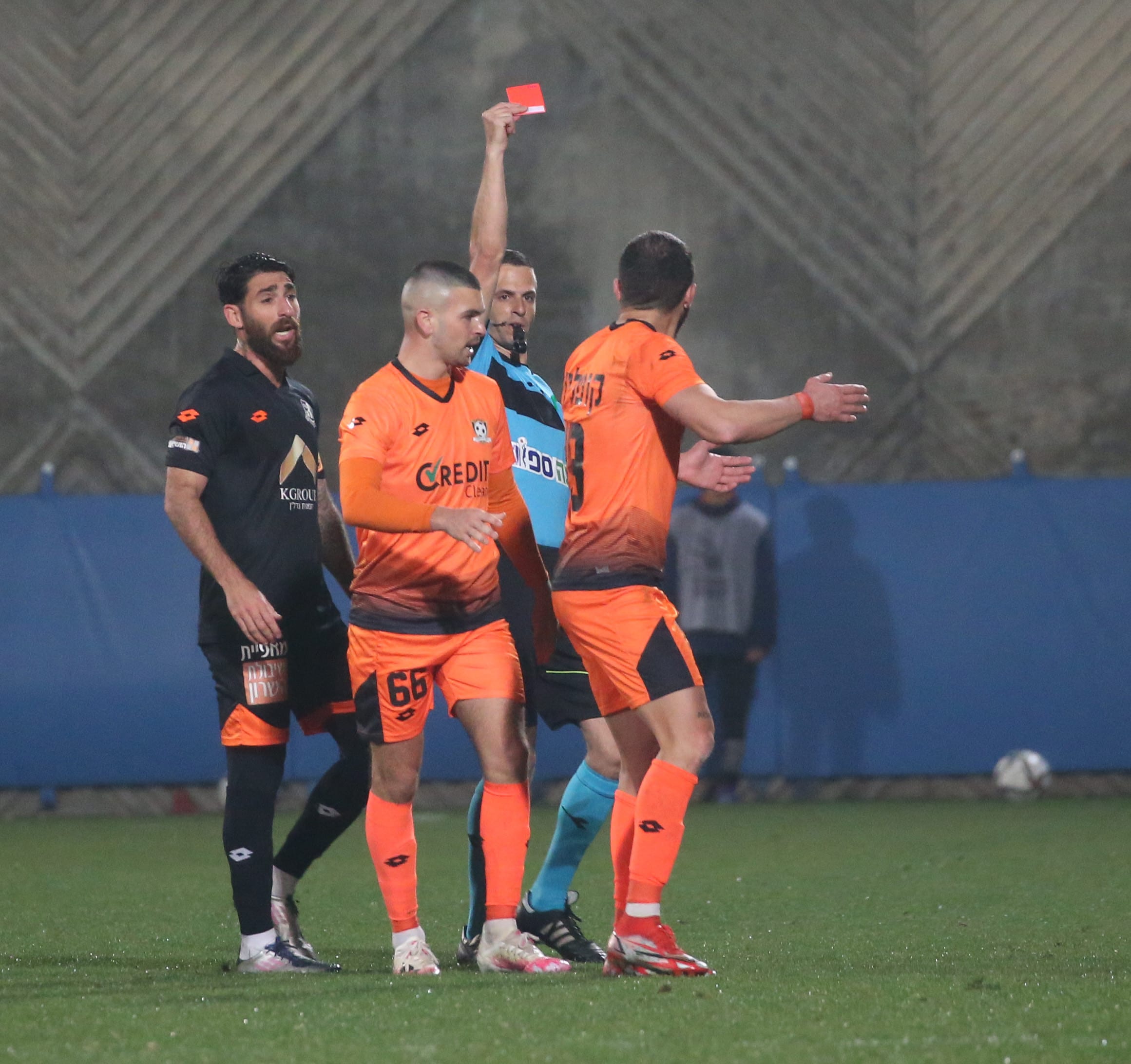 אוהד אסולין שולף כרטיס אדום לשחקן סקציה נס ציונה לבאן קוטליה