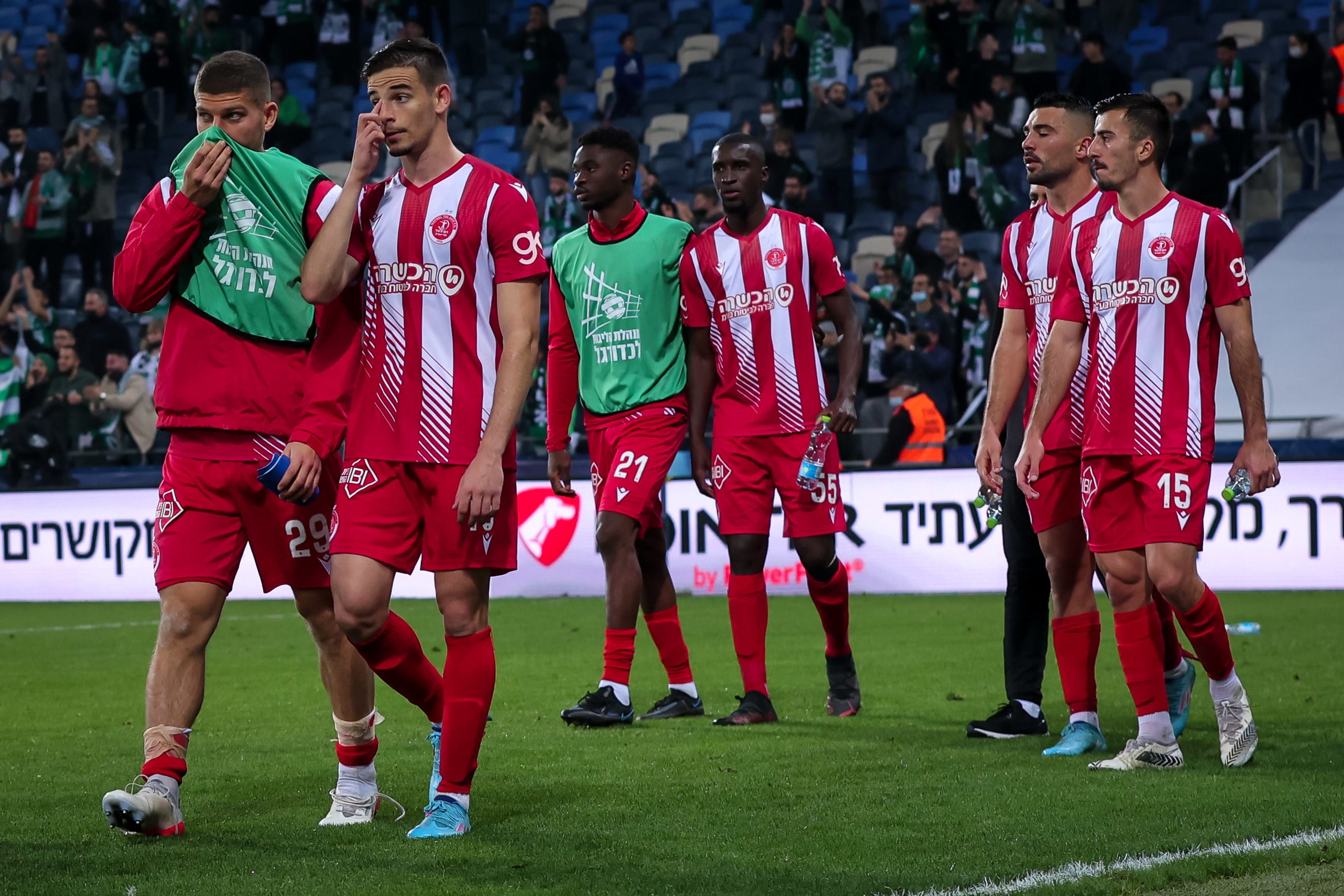 שחקני הפועל תל אביב מאוכזבים אחרי הפסד נגד מכבי חיפה