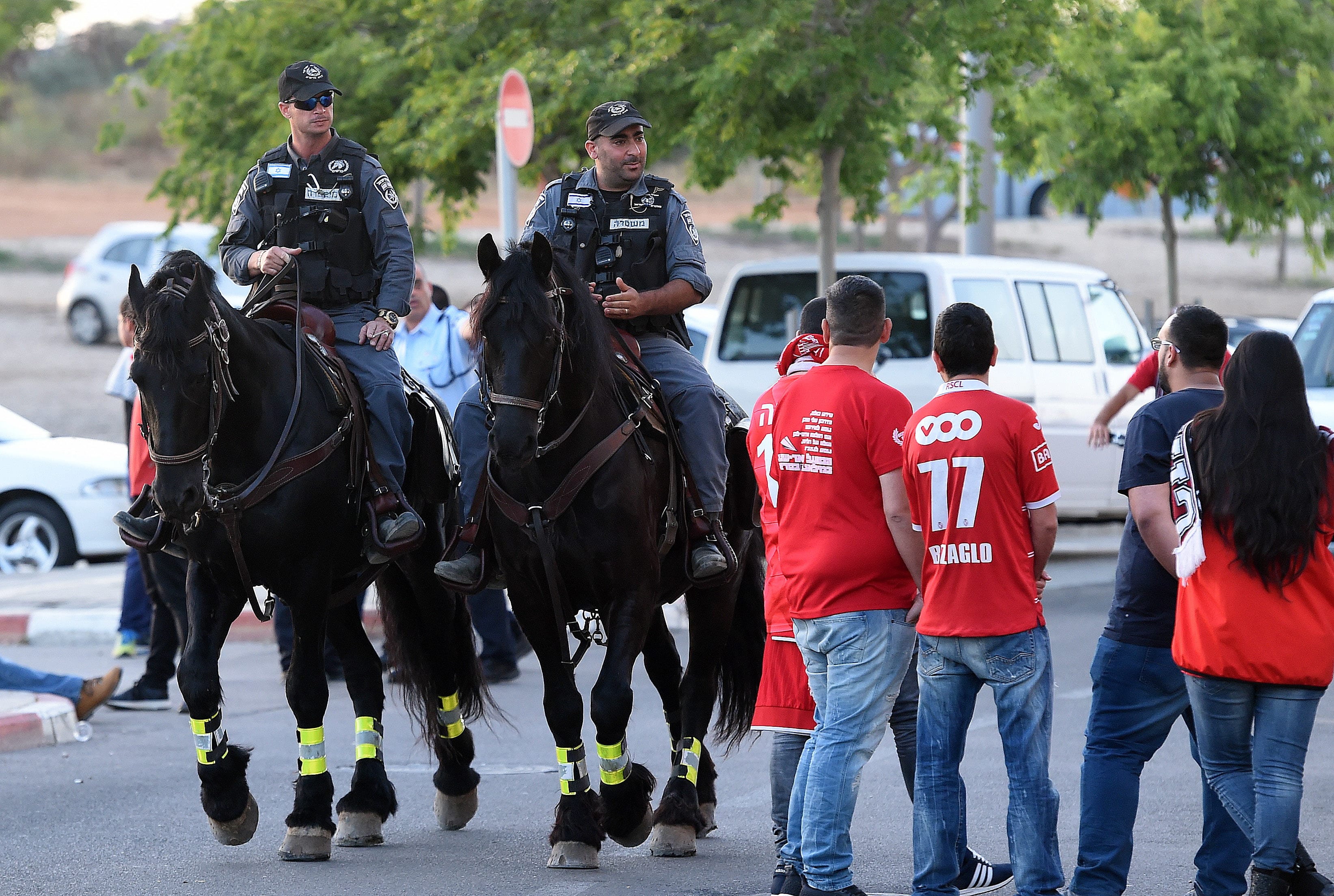 אוהדי הפועל באר שבע עם שוטרים