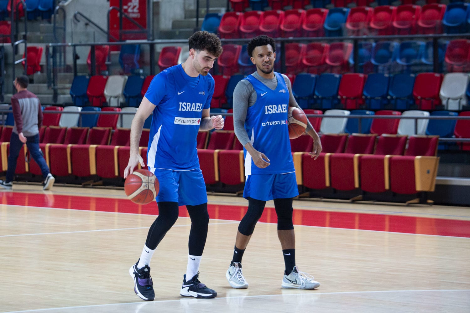 מייקל בריסקר עם יאיר קרביץ באימון נבחרת ישראל