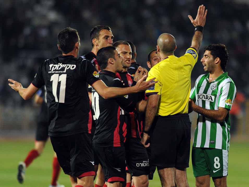 שחקני הפועל חיפה באים בטענות לשופט דניאל בר נתן