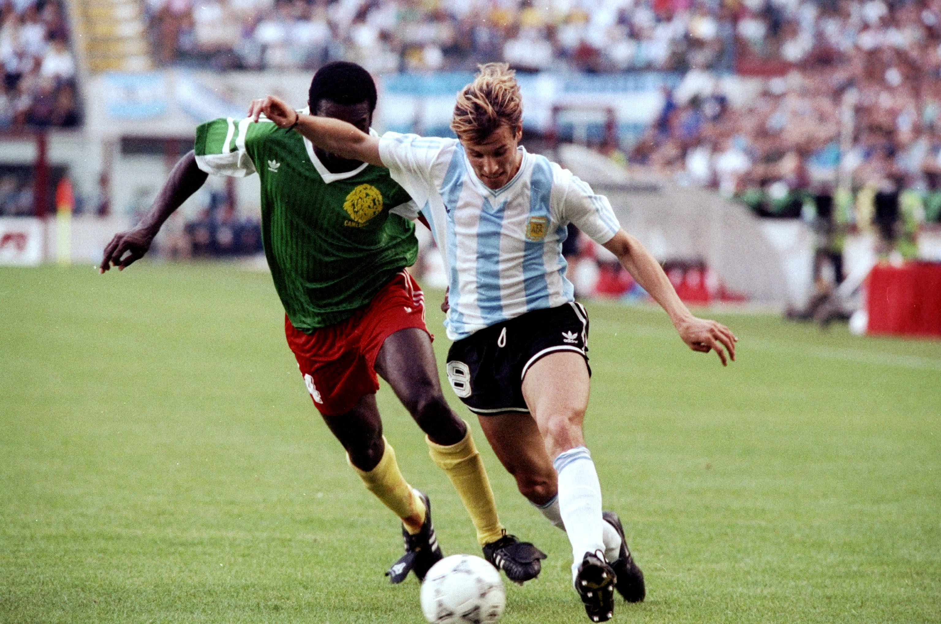 קלאודיו קאניג'ה נבחרת ארגנטינה לפני בנז'מן מאסינג נבחרת קמרון, משחק הפתיחה של הגביע העולמי 1990
