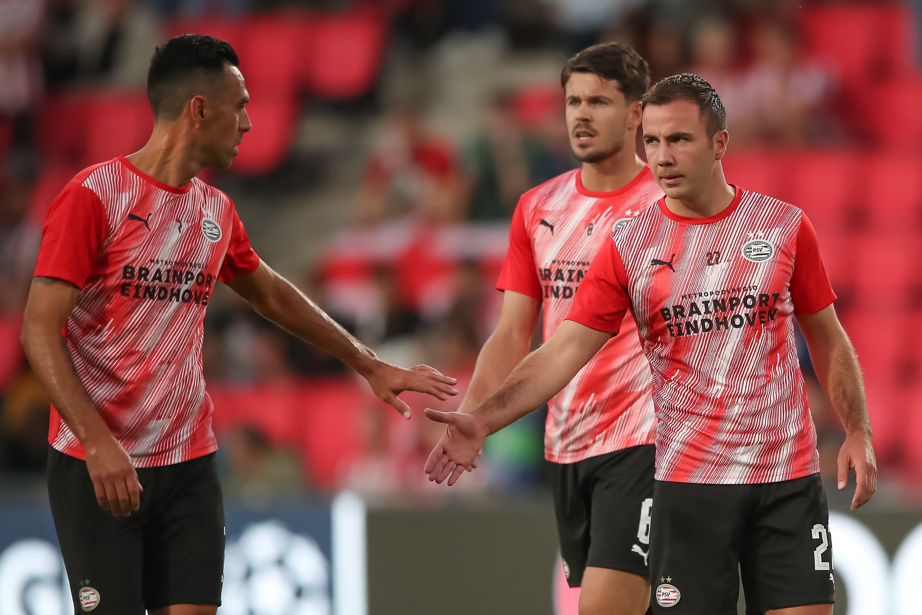 שחקן פ.ס.וו איינדהובן ערן זהבי עם מריו גצה