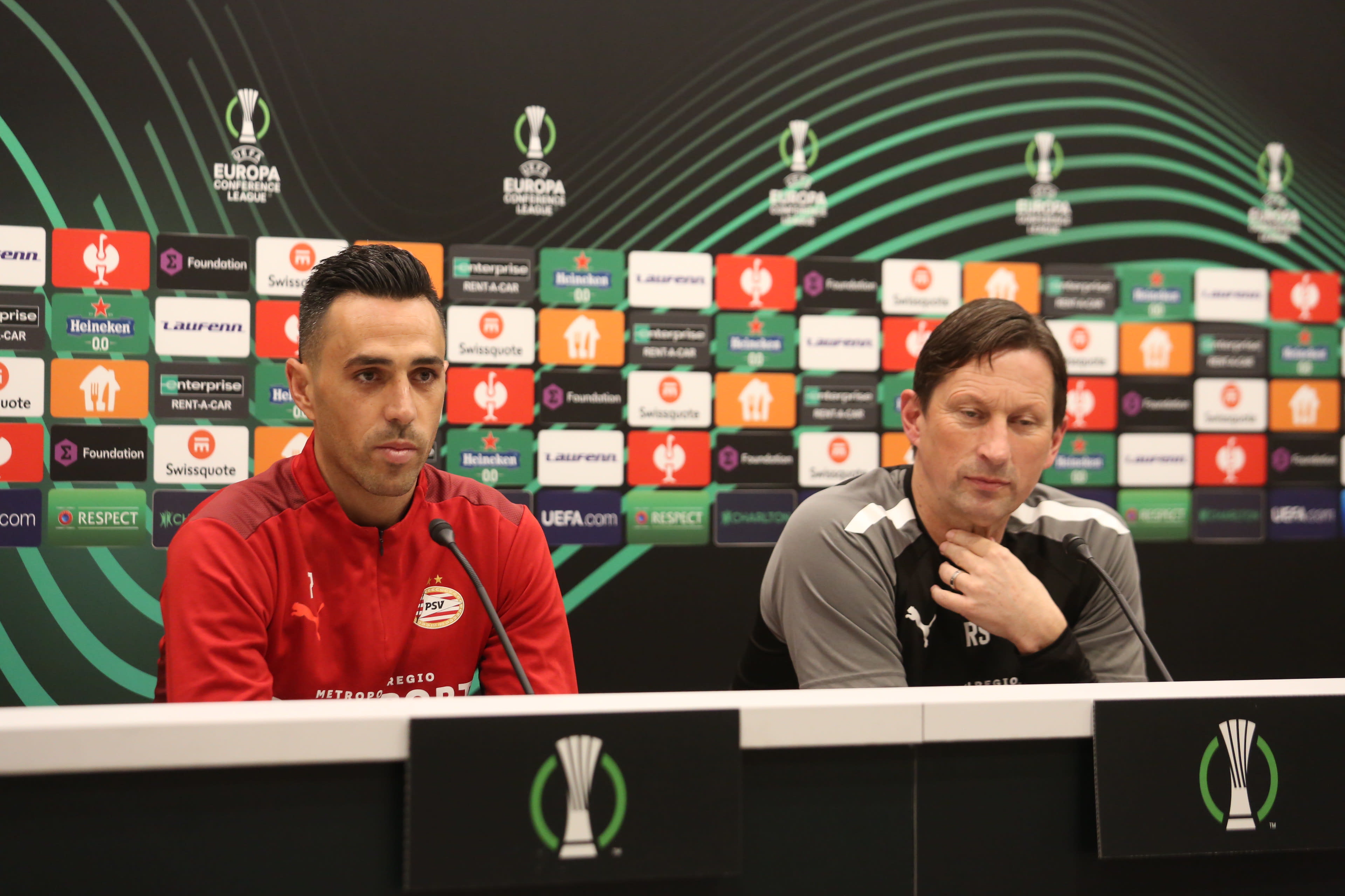 מאמן פ.ס.וו איינדהובן רוג'ר שמידט עם ערן זהבי