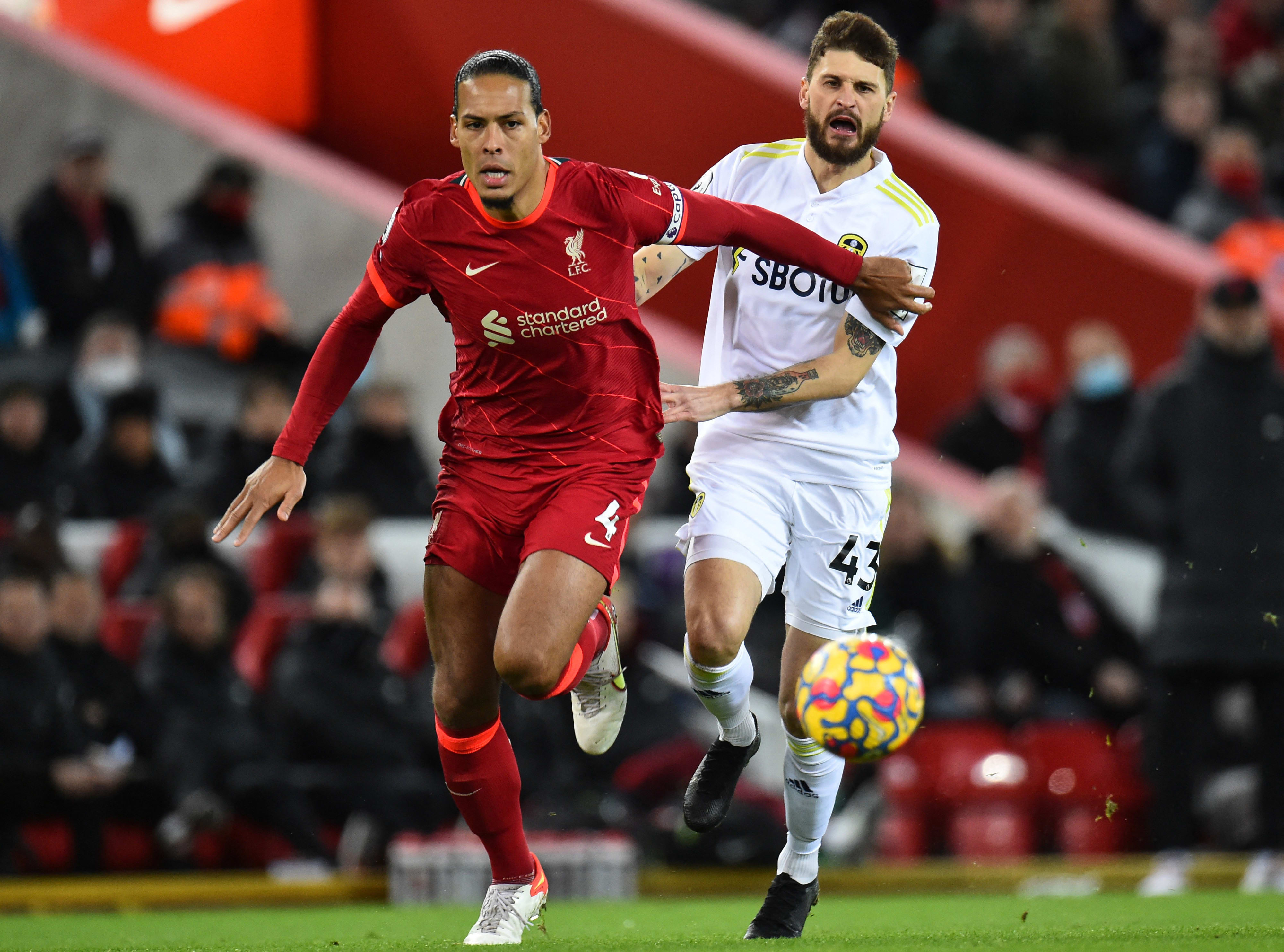 שחקן ליברפול וירג'יל ואן דייק מול שחקן לידס מתאוש קליך