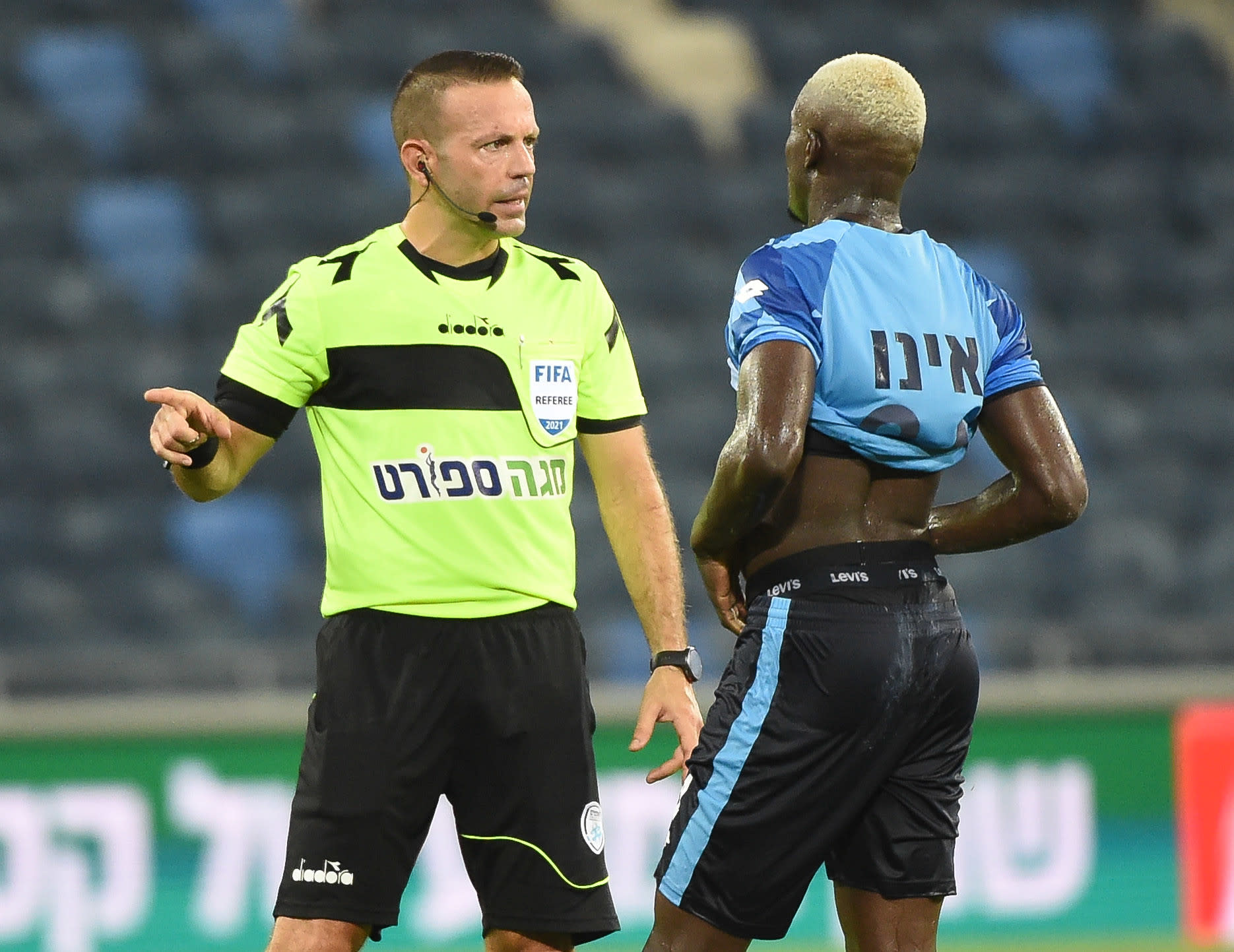 אוראל גרינפלד שופט כדורגל ישראלי עם בוריס אנו שחקן מכבי נתניה