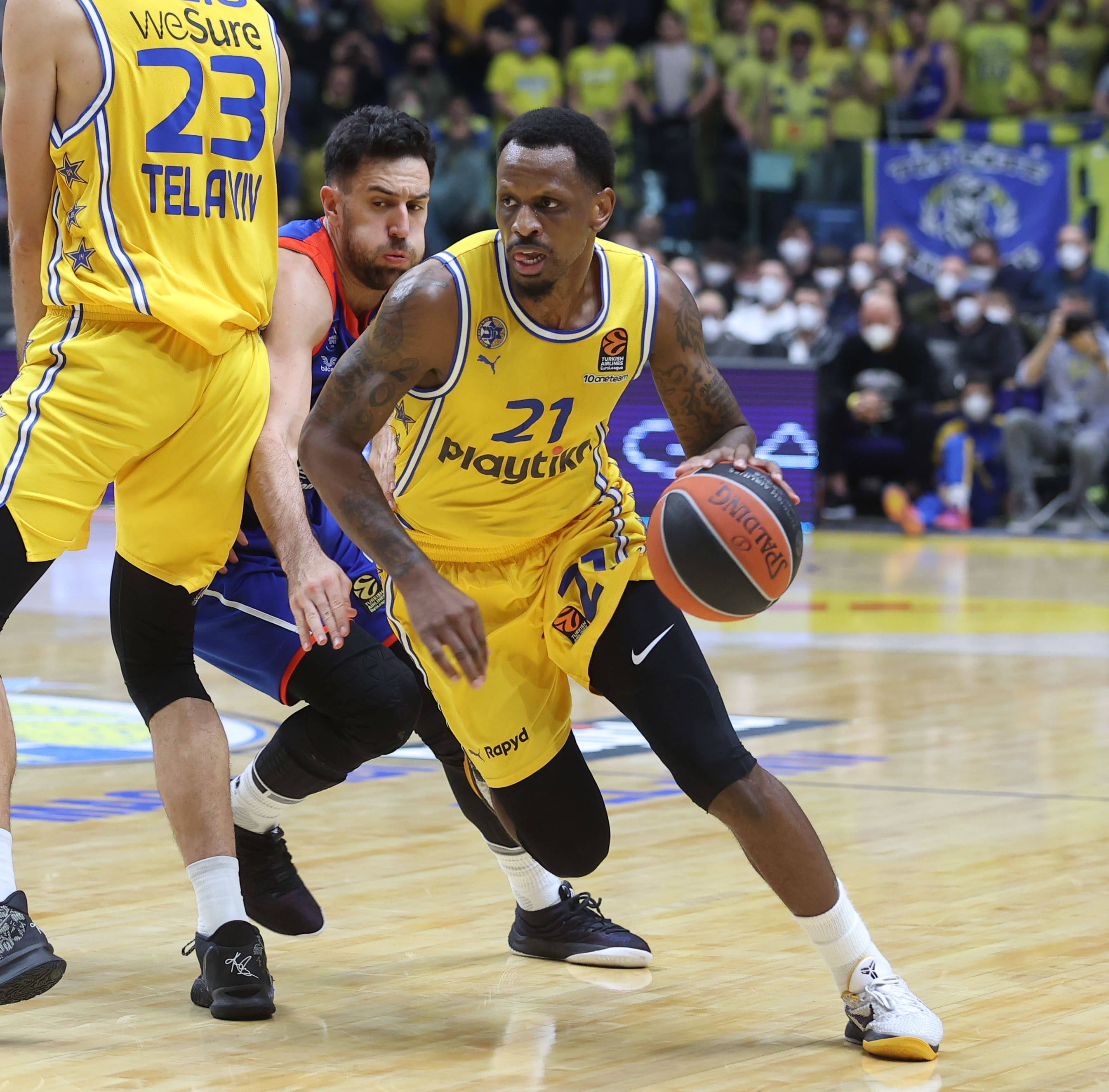 שחקן מכבי תל אביב ג'יימס נאנלי