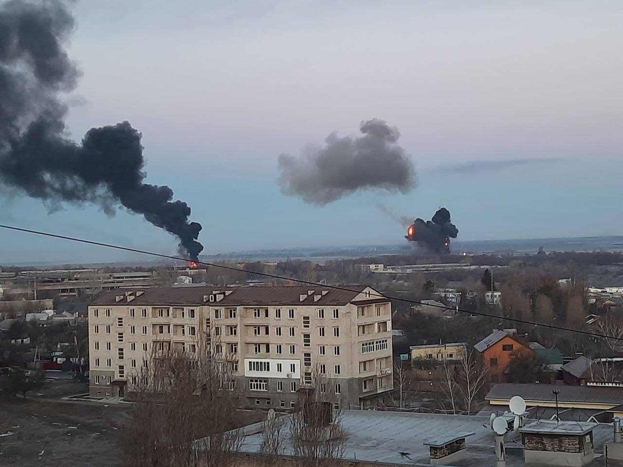 עשן מיתמר מאזור חרקוב לאחר תחילת המתקפה של רוסיה על אוקראינה, 24 בפברואר 2022