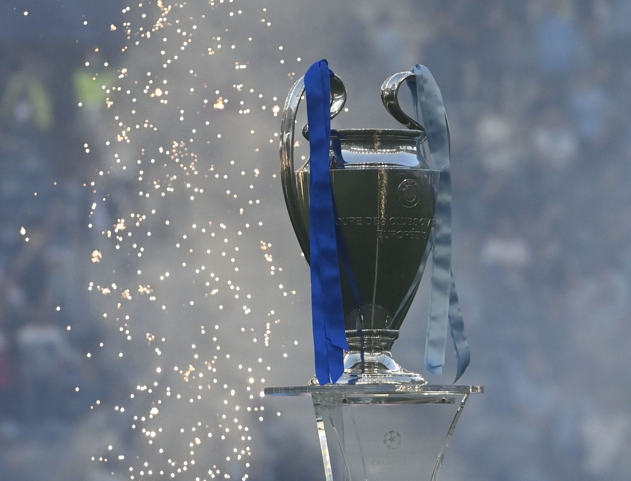 גמר ליגת האלופות 2021, הגביע המוענק לזוכה