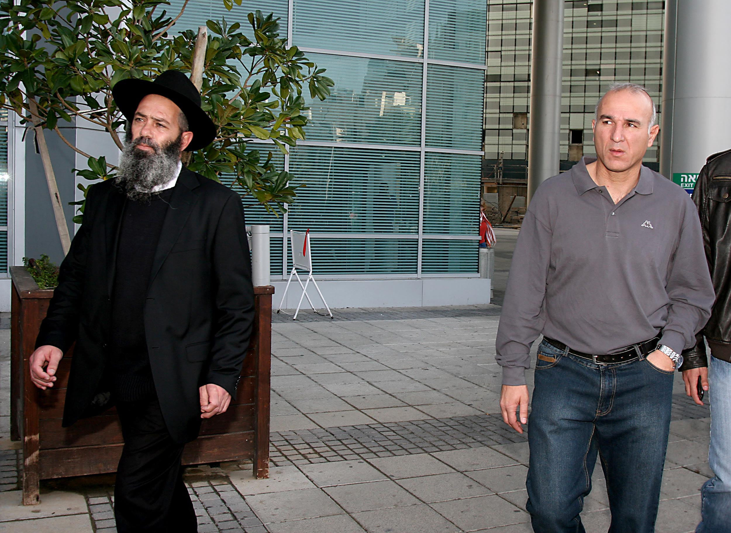 אבי כהן ואודי אשש מבקרים את אבי כהן באיכילוב, 2010