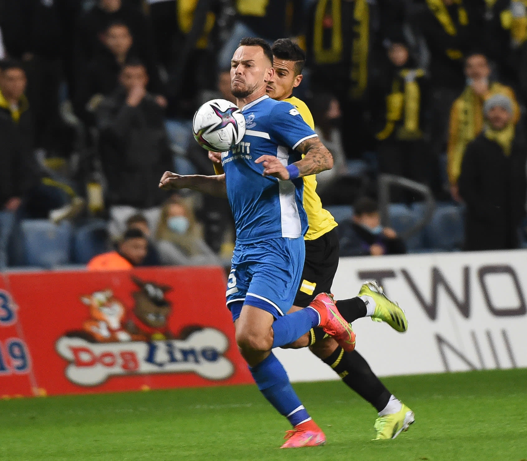 אופק פישלר שחקן הפועל פתח תקוה לפני יניב מזרחי שחקן מכבי נתניה