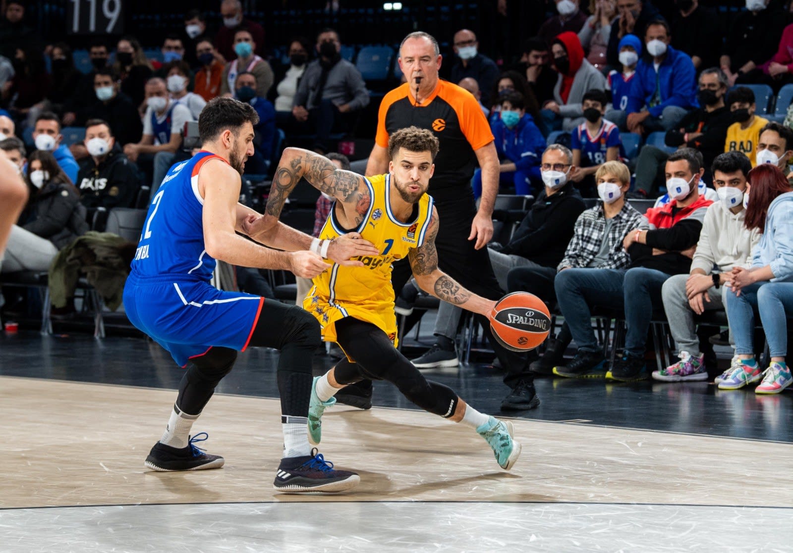 שחקן מכבי תל אביב סקוטי ווילבקין מול שחקן אנאדולו אפס וסילי מיציץ'