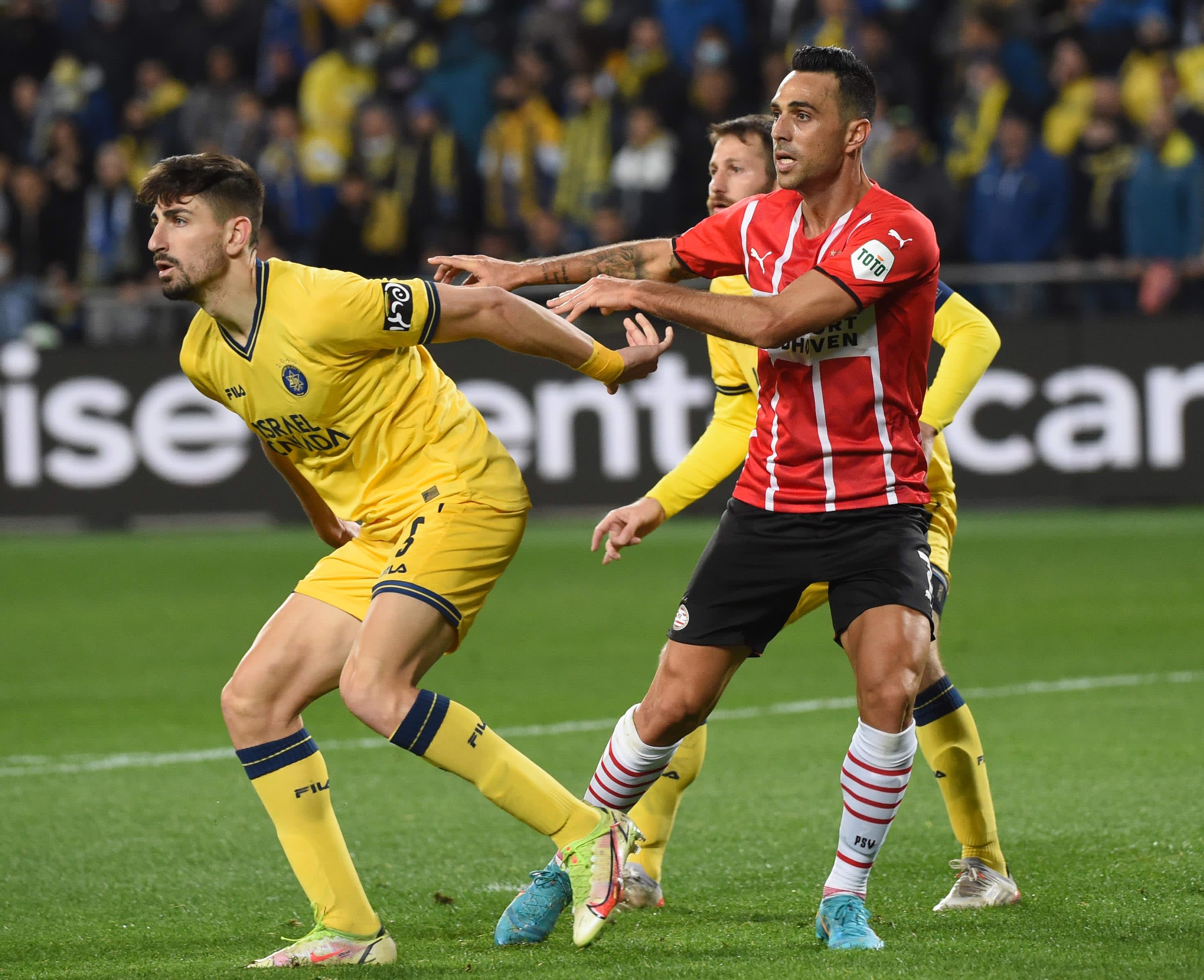 ערן זהבי שחקן פ.ס.וו איינדהובן מול עידן נחמיאס שחקן מכבי תל אביב