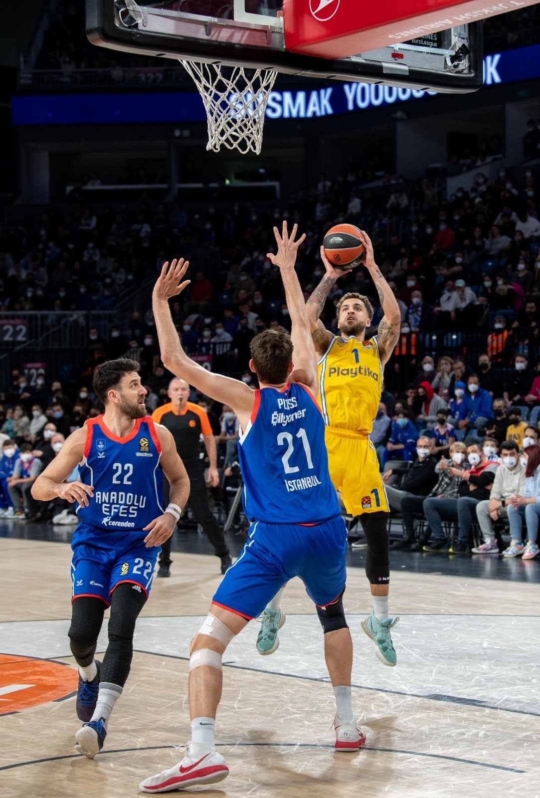 שחקן מכבי תל אביב סקוטי ווילבקין מול שחקן אנאדולו אפס ואסיליה מיציץ', טיבור פלייס