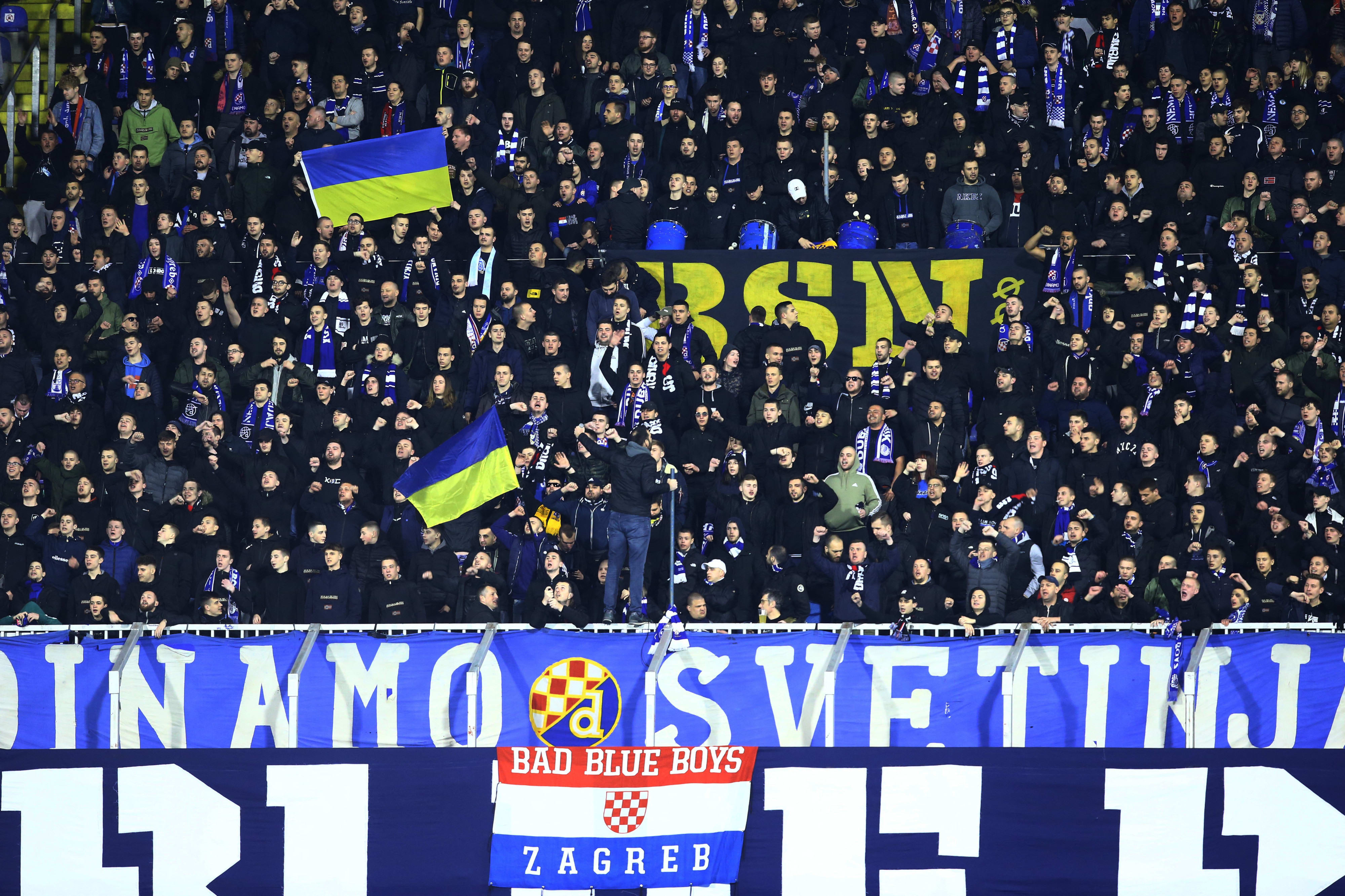 אוהדי דינמו זאגרב מביעים תמיכה באוקראינה
