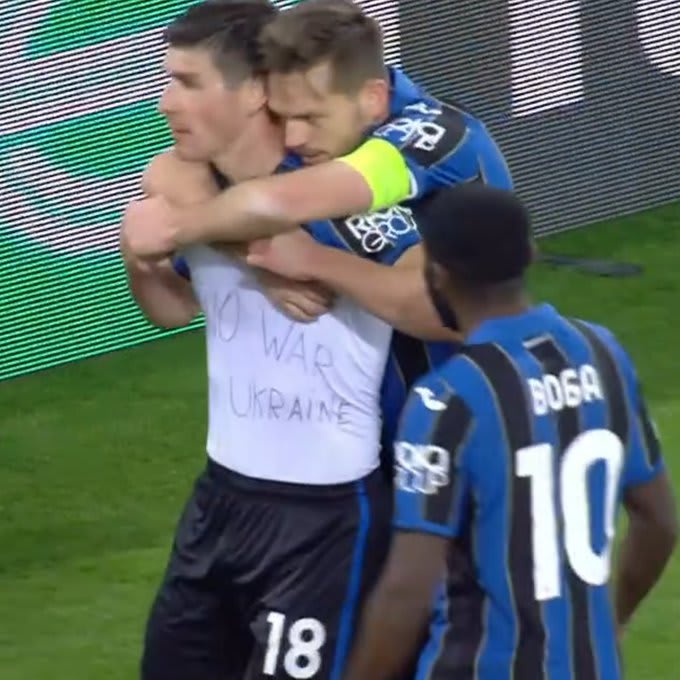 רוסלן מלינובסקי שחקן אטאלנטה עם חולצה נגד המלחמה באוקראינה